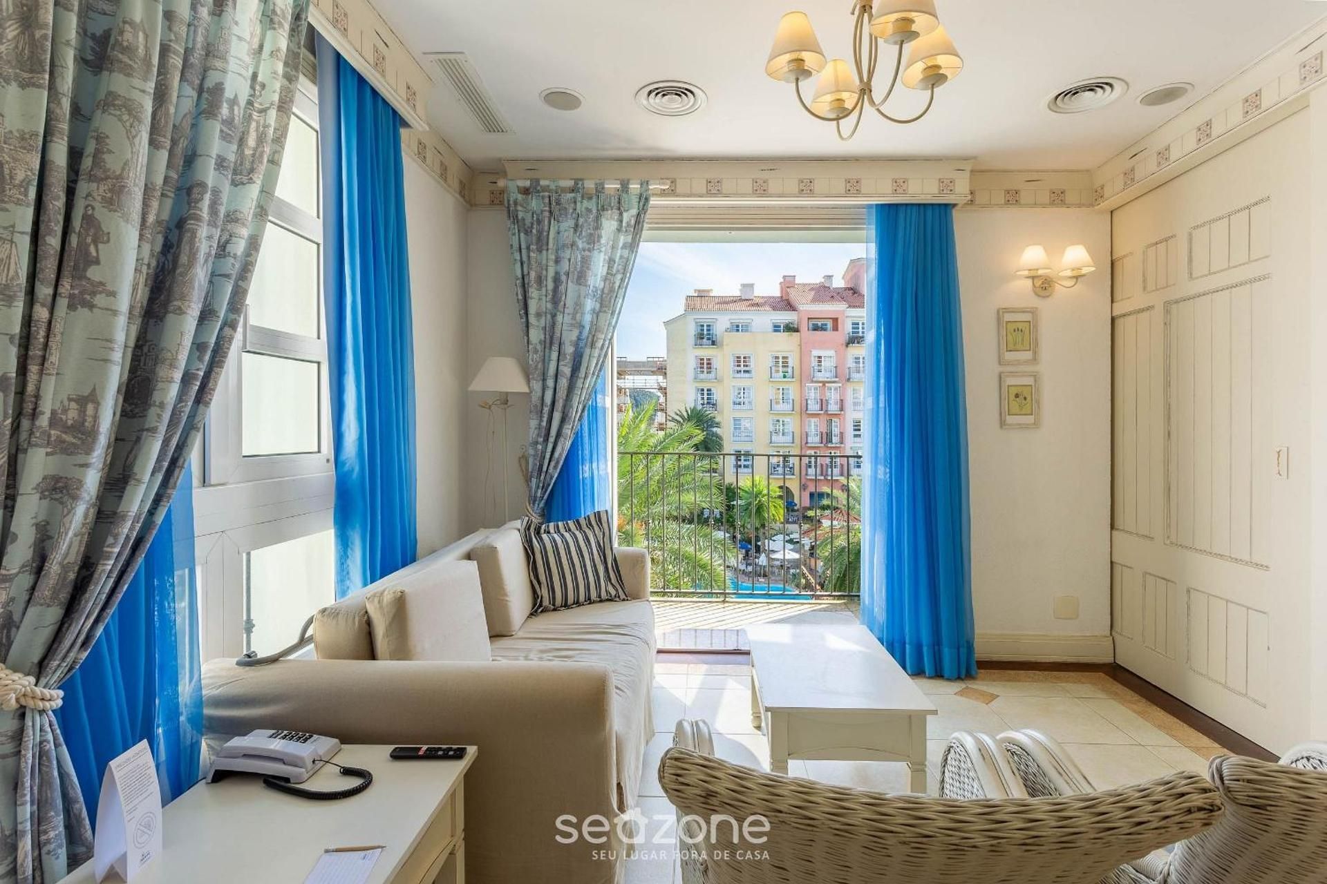Apartment with Pool View