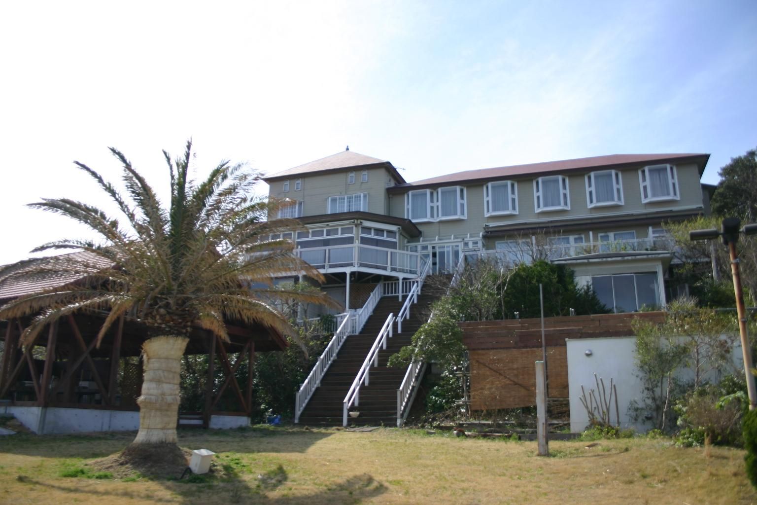 hotel cliff-side