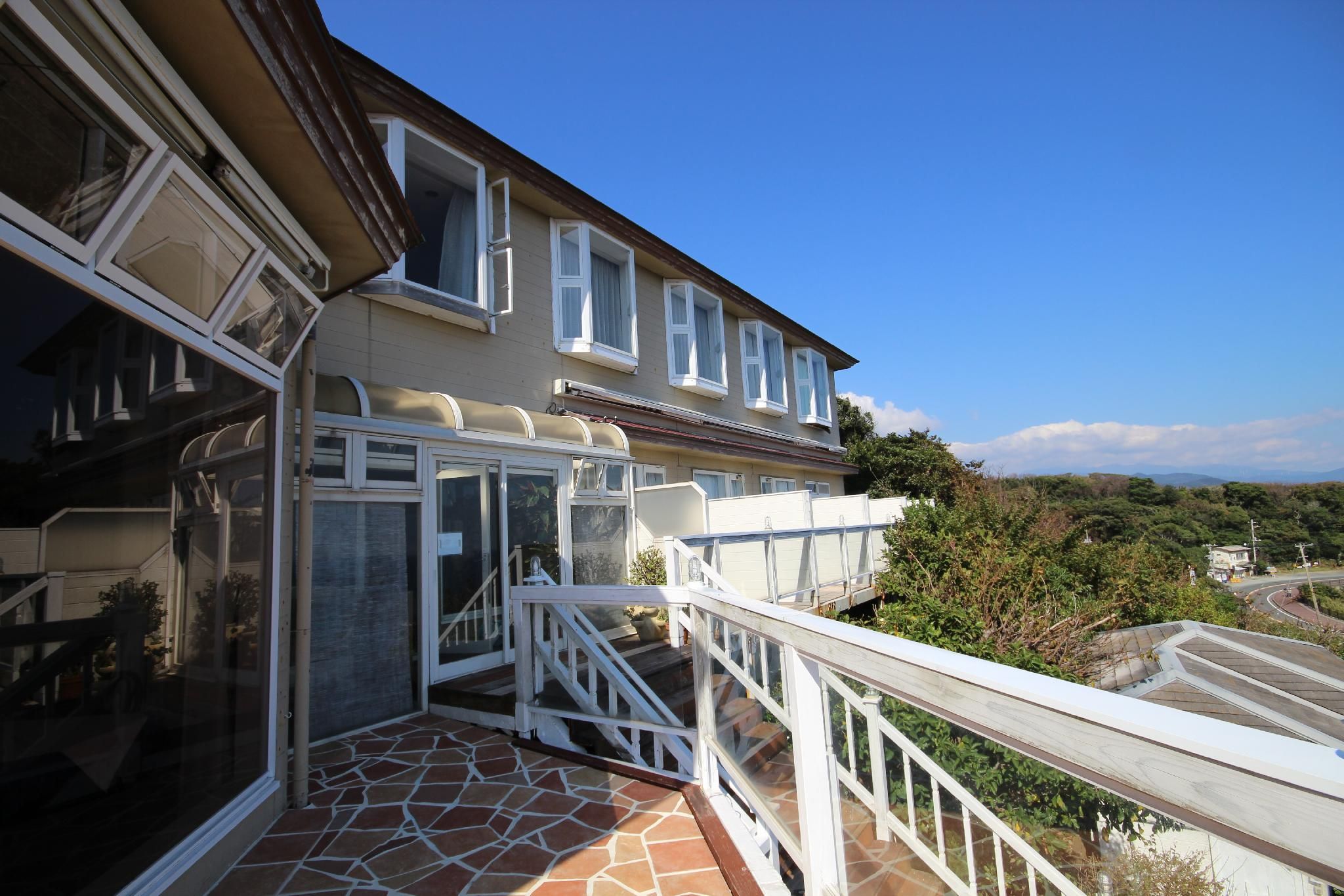 hotel cliff-side