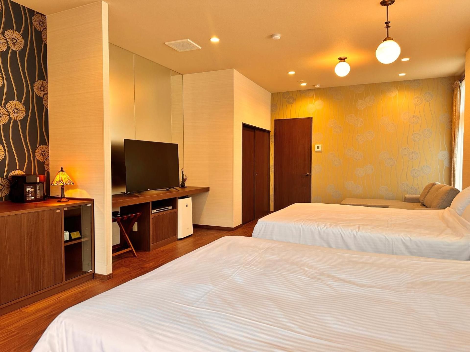 Large Twin Room with Shared Bath