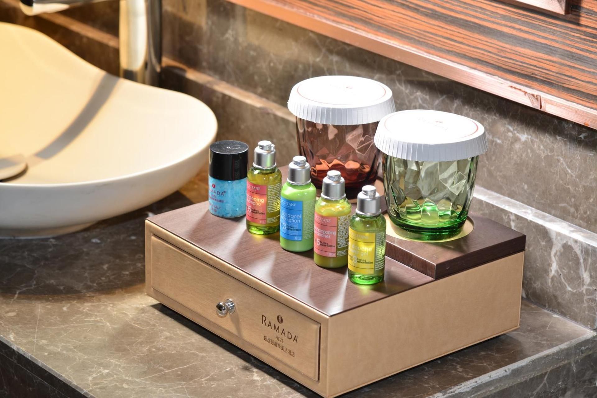 Ramada by Wyndham Heze Junior Suite Smoking 3