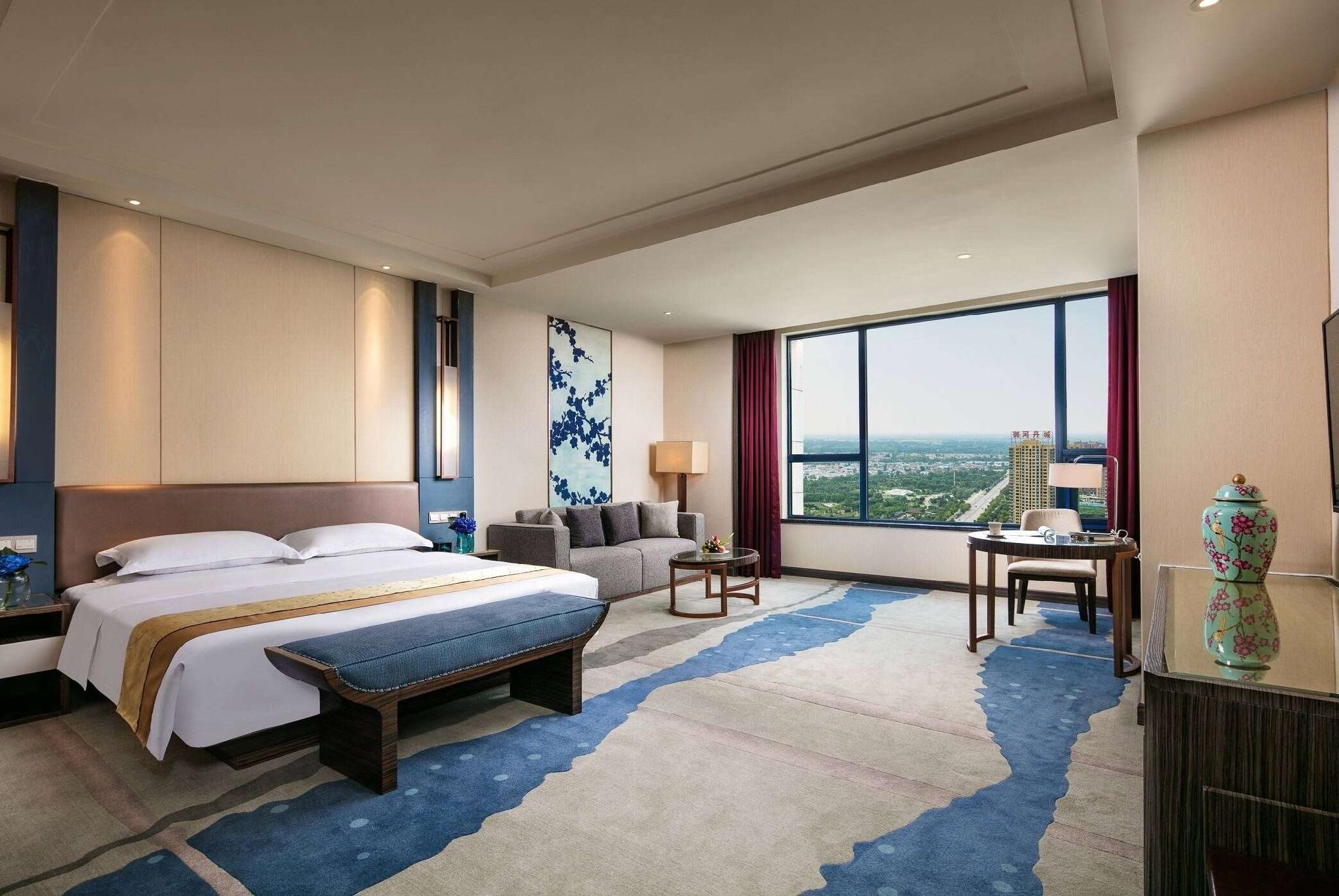 1 King Bed Smoking Premier Business Room