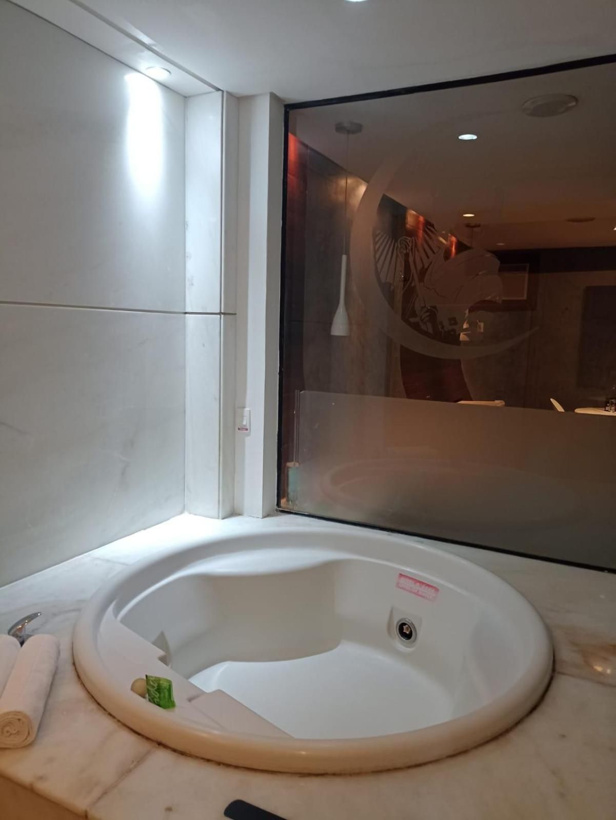 Queen Suite with Spa Bath