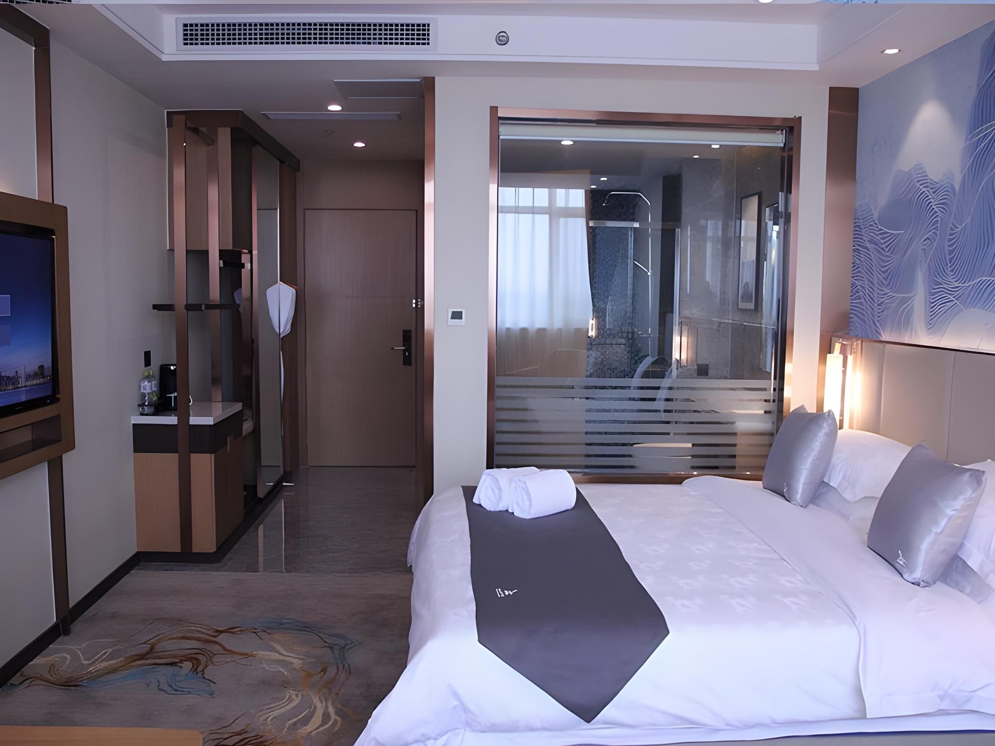 Queen Deluxe Room