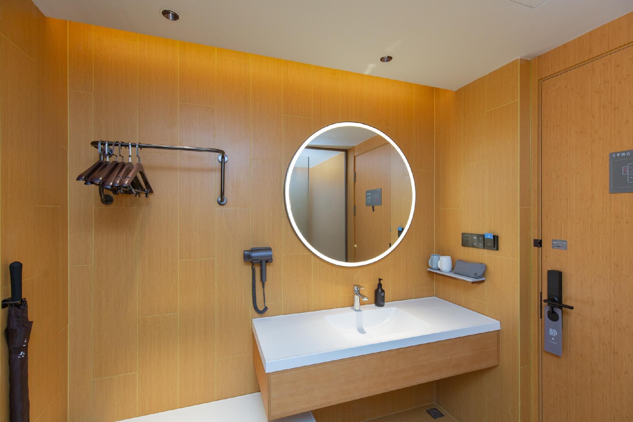 Huazhu - Superior T Bed Room