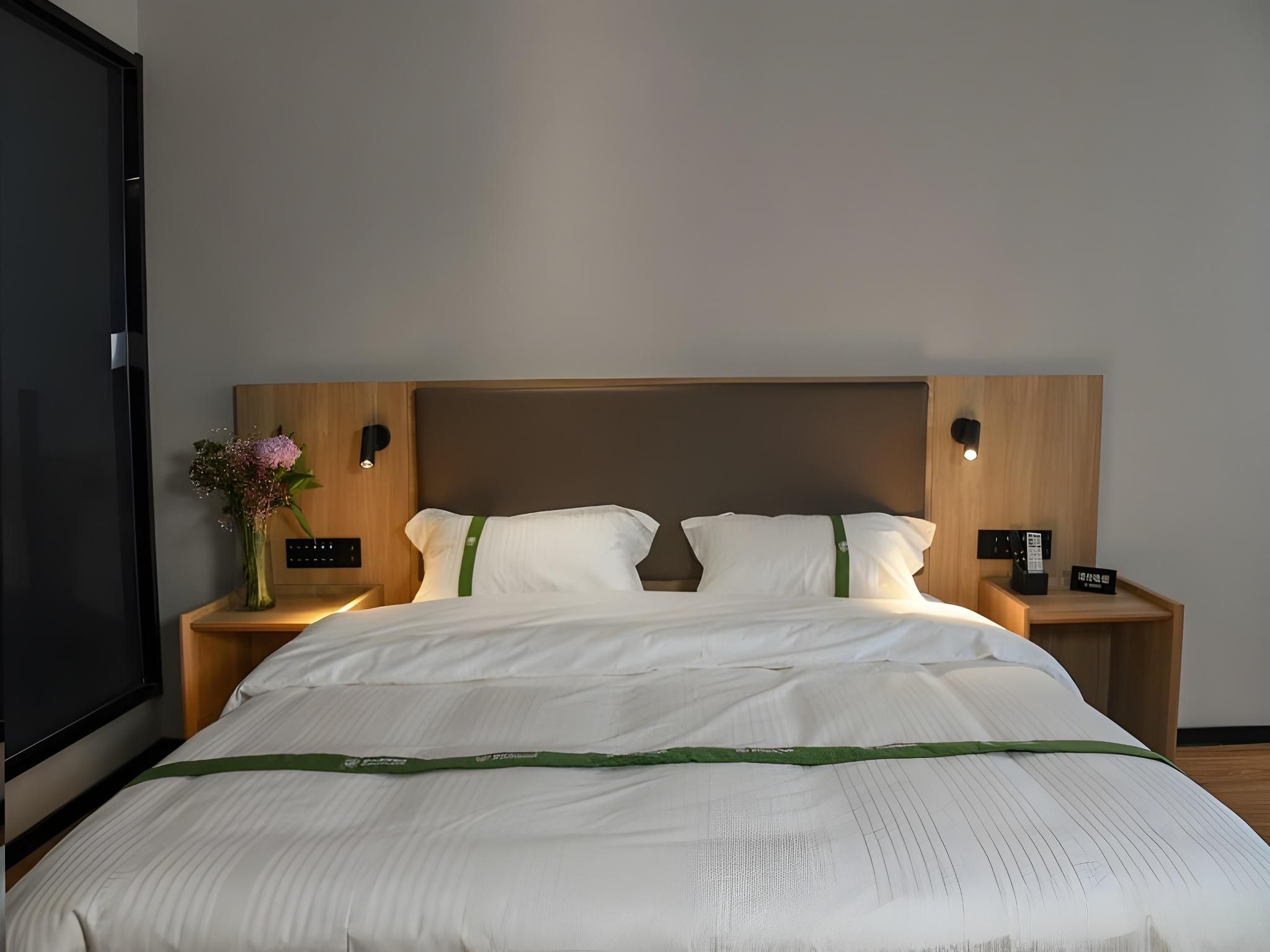 GTI - Intelligent Queen Room