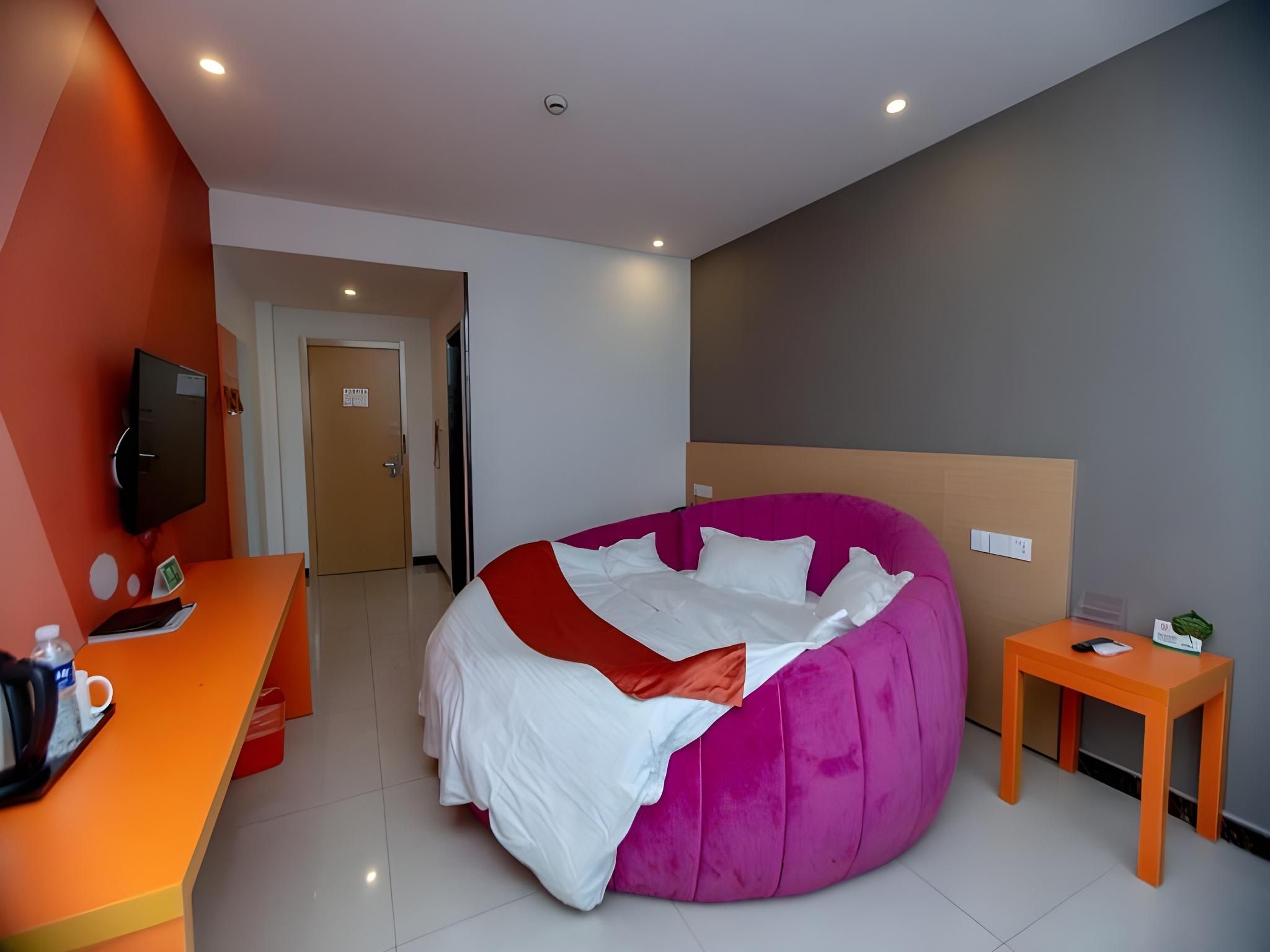 Feature Queen Room - Round Bed