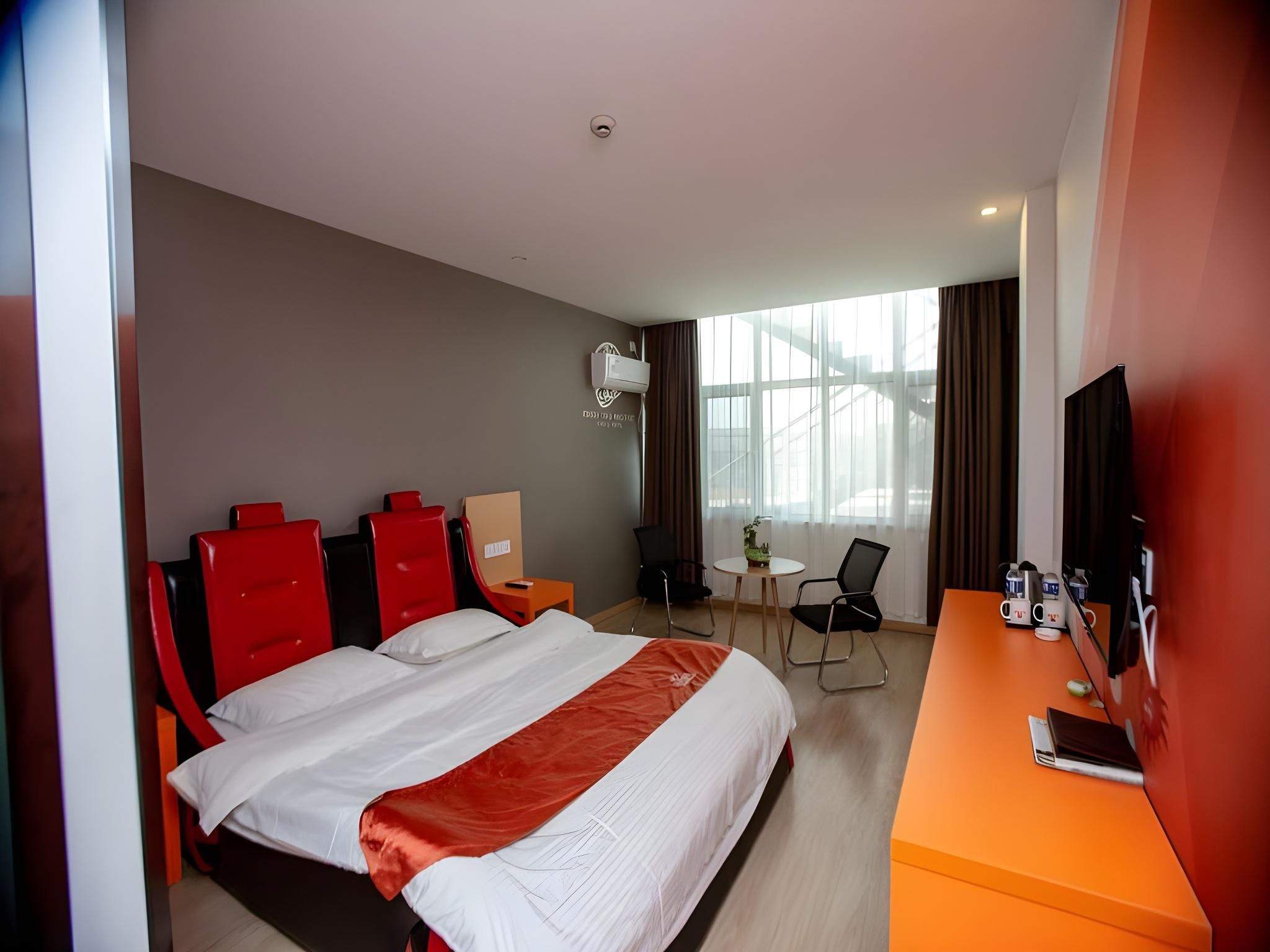 Feature Queen Room - Round Bed