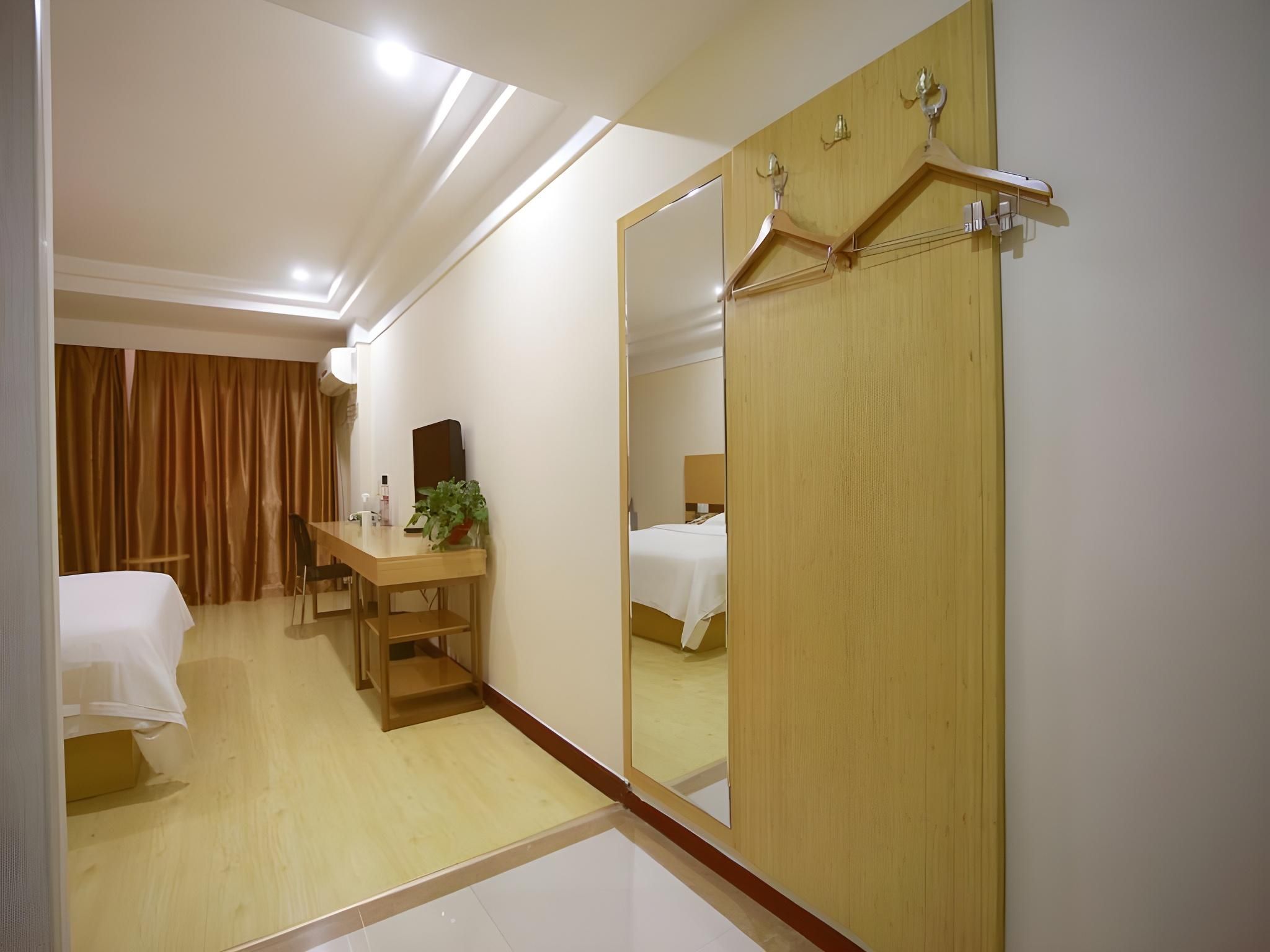 Business Queen Room