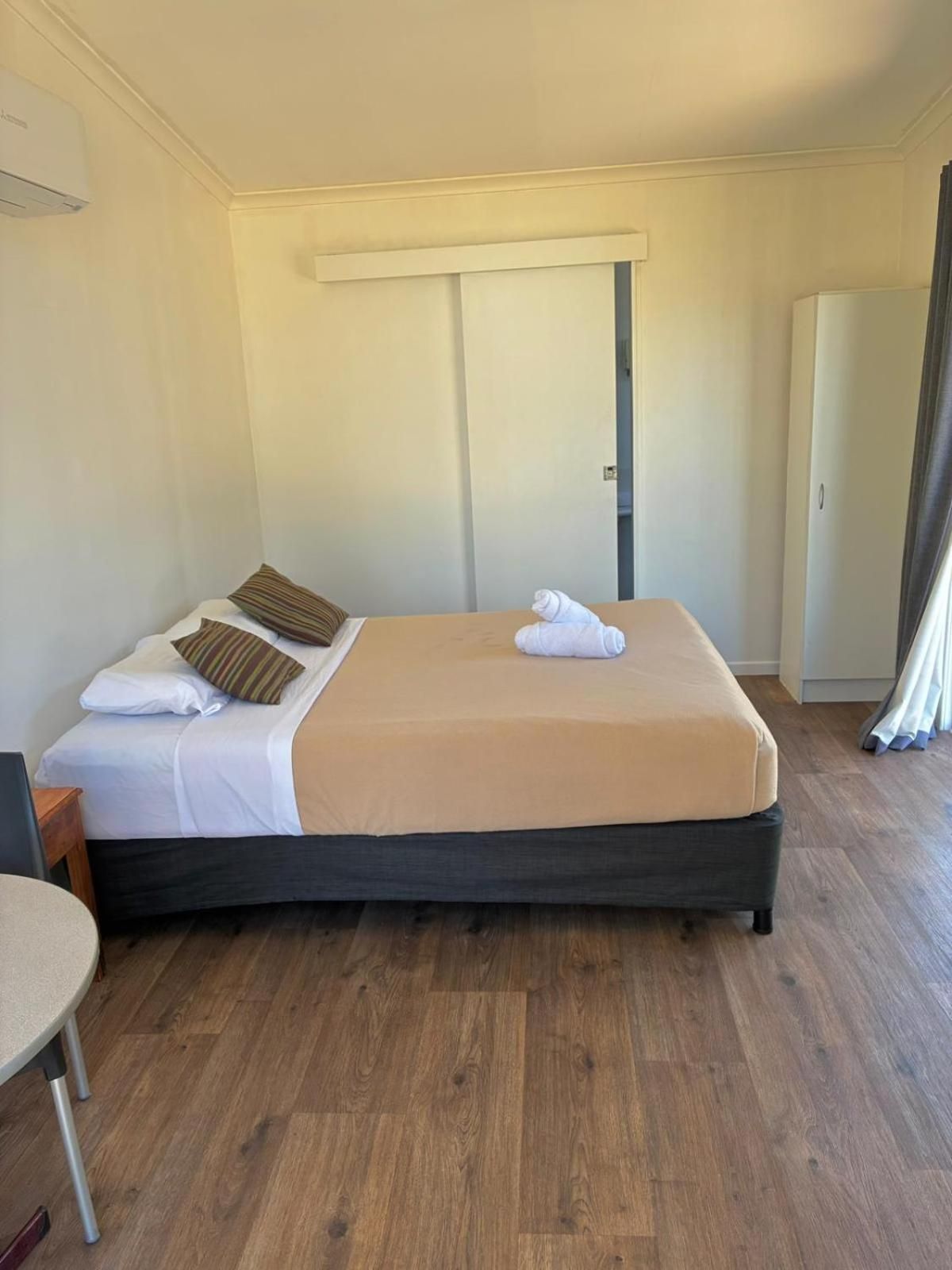 Ironbark Inn Deluxe Queen Room