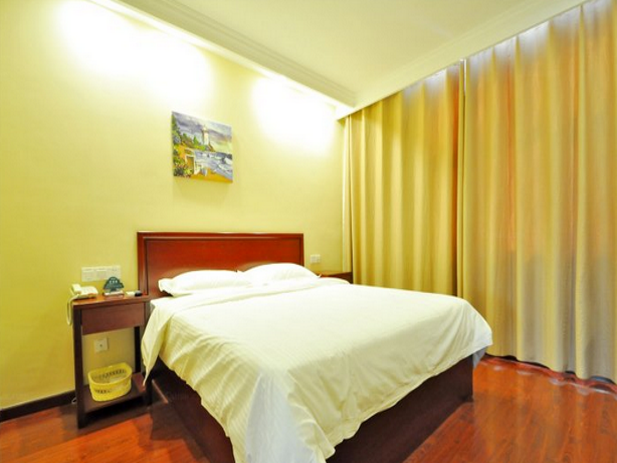 Hotel Queen Room