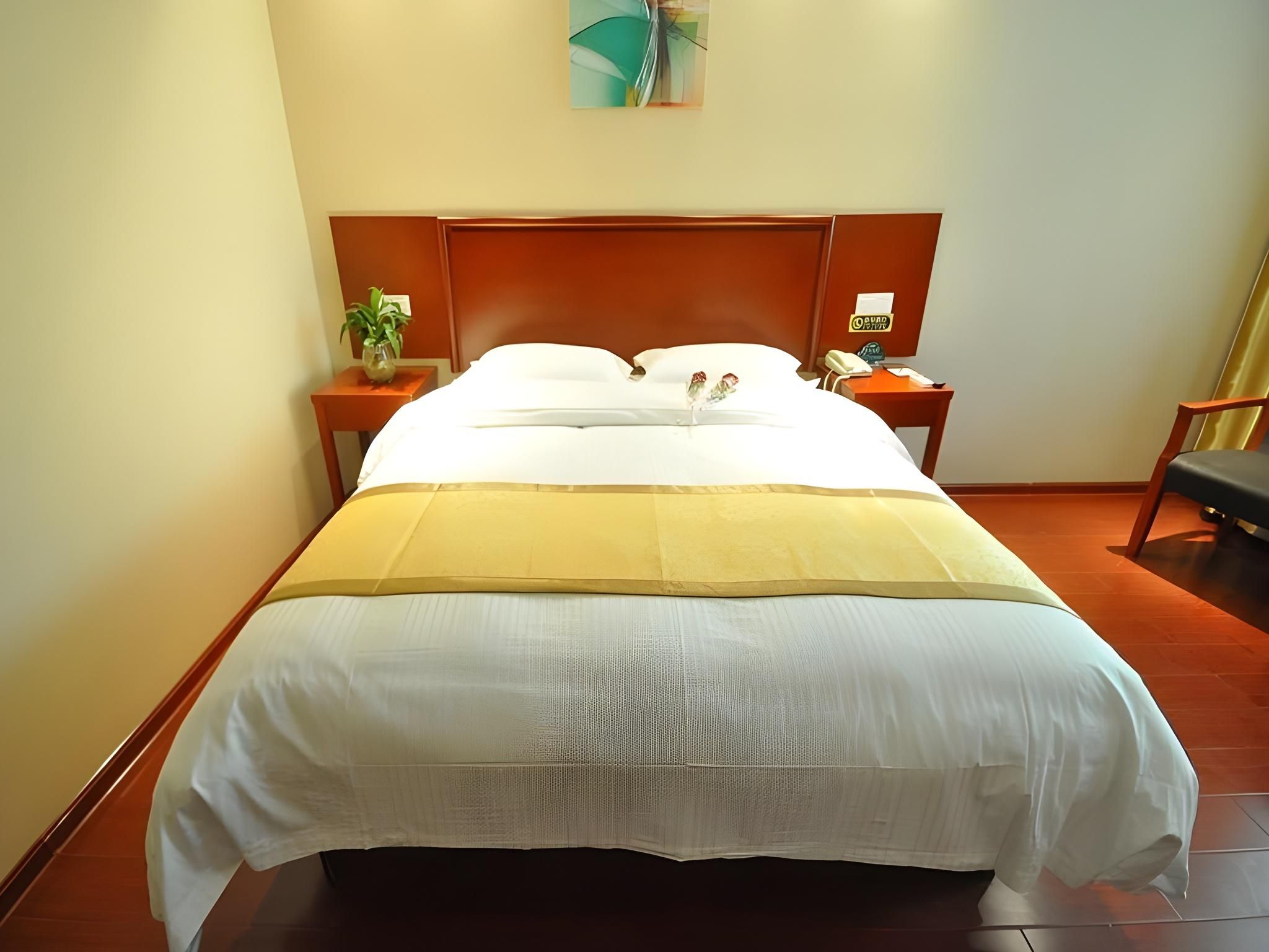 Hotel Queen Room