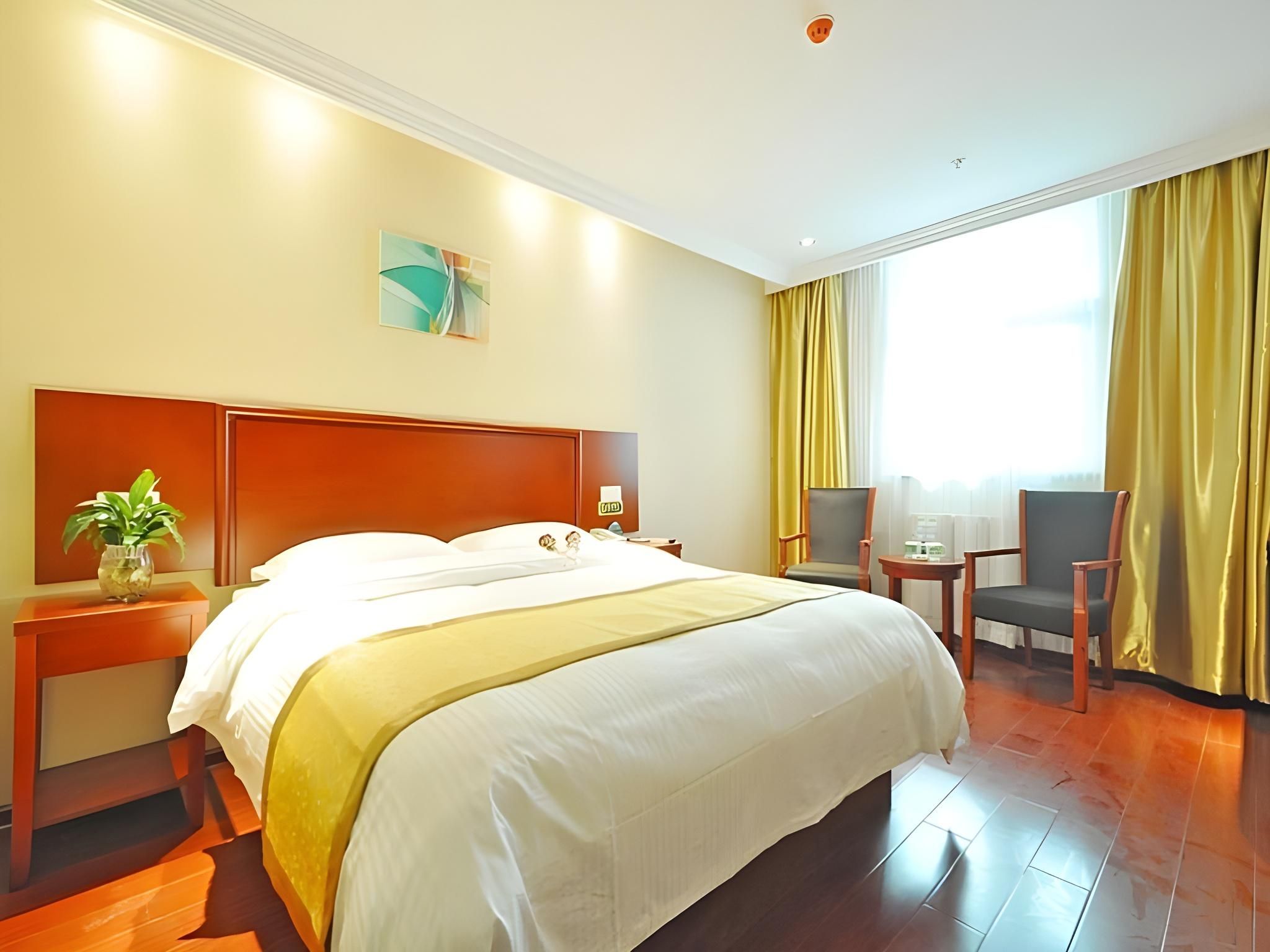 Hotel Queen Room