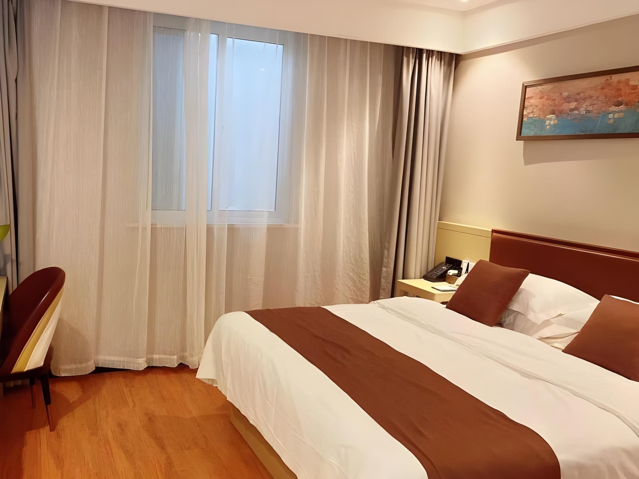 Hotel Queen Room