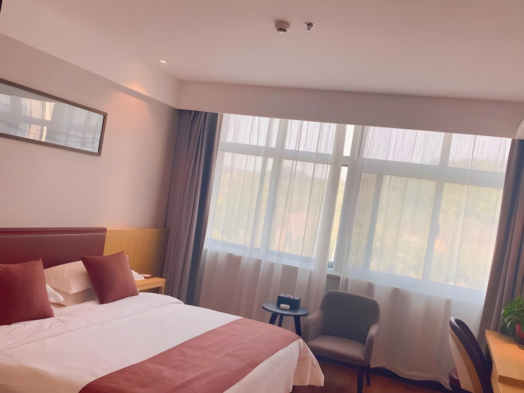Queen Deluxe Room