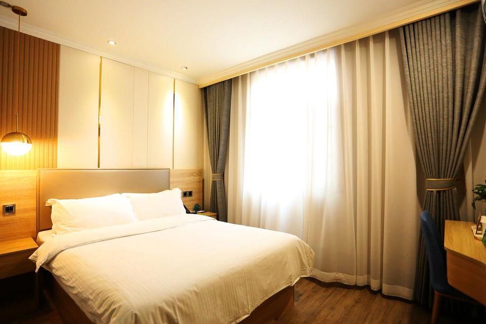 Hotel Queen Room