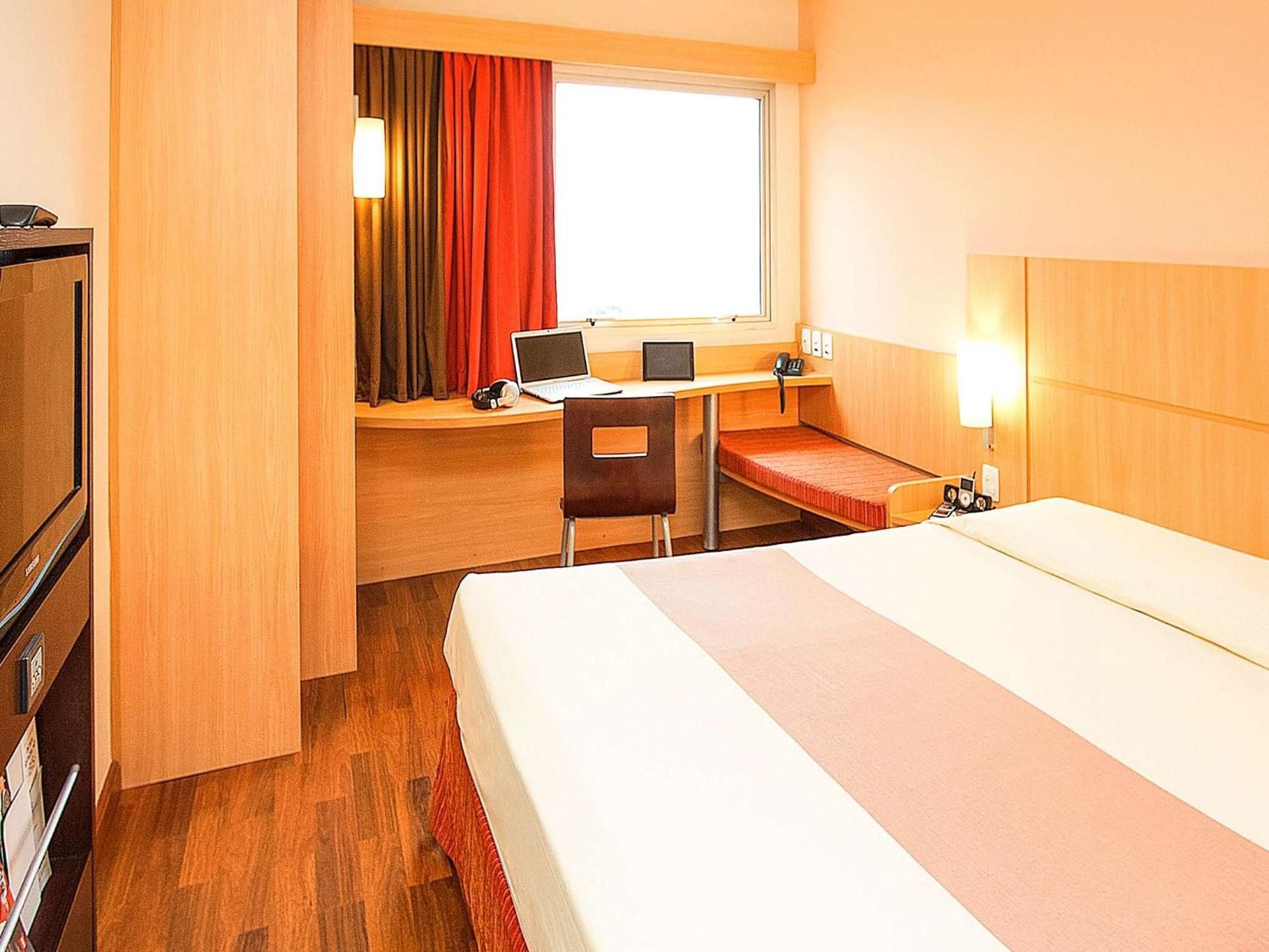 Standard room with a double bed