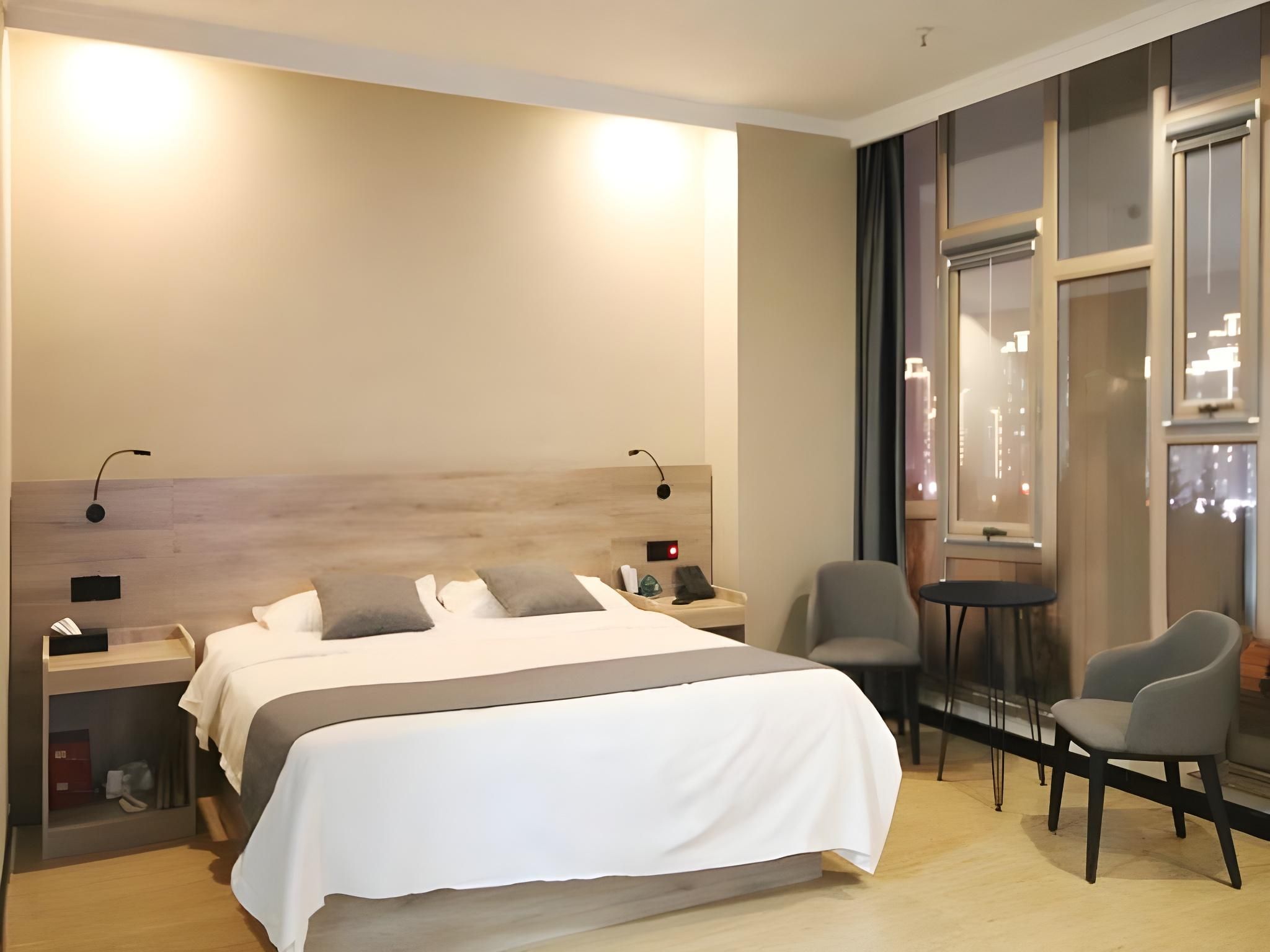 Queen Deluxe Room