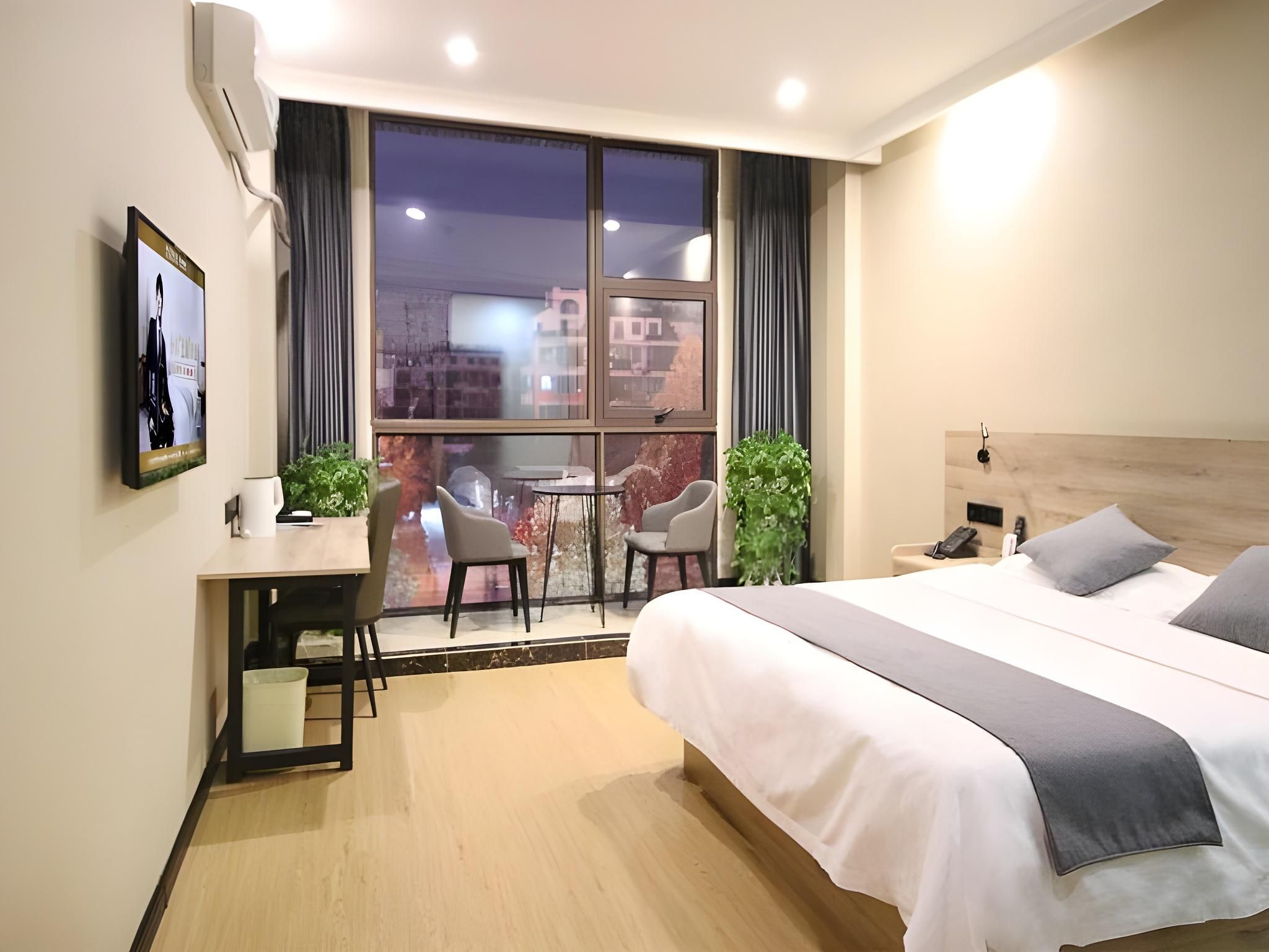 Queen Deluxe Room