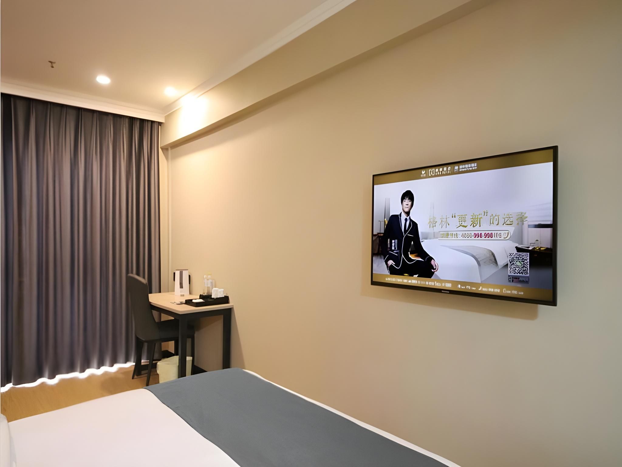 Feature Queen Room