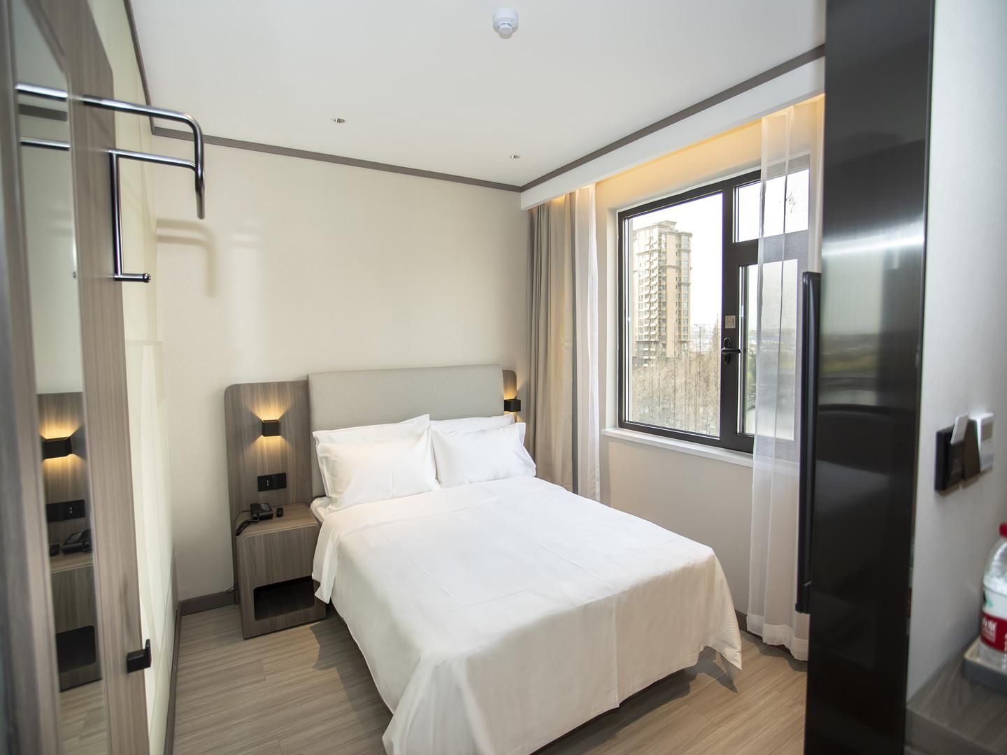 Huazhu - Room With Bed