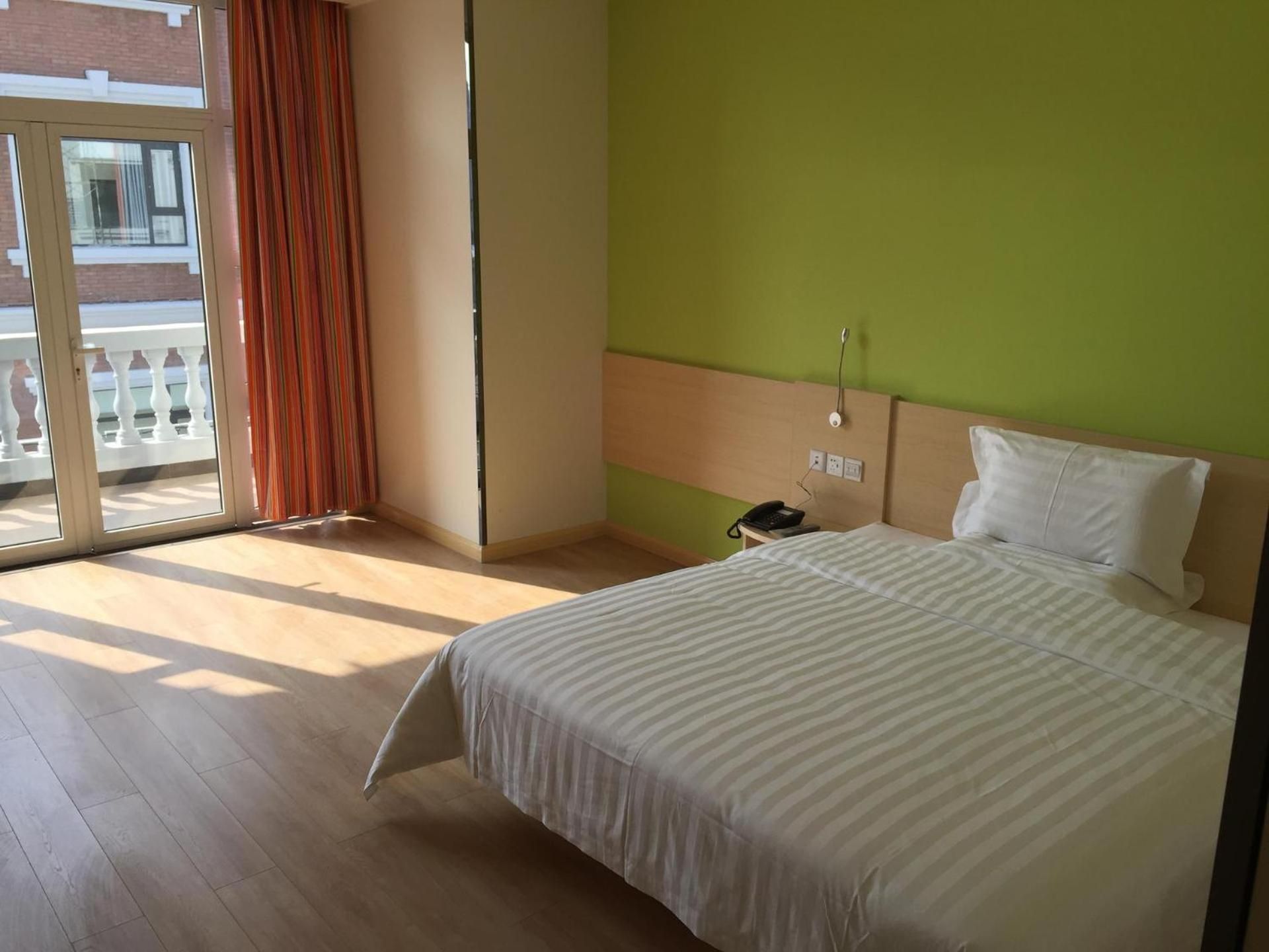 Business Queen Room