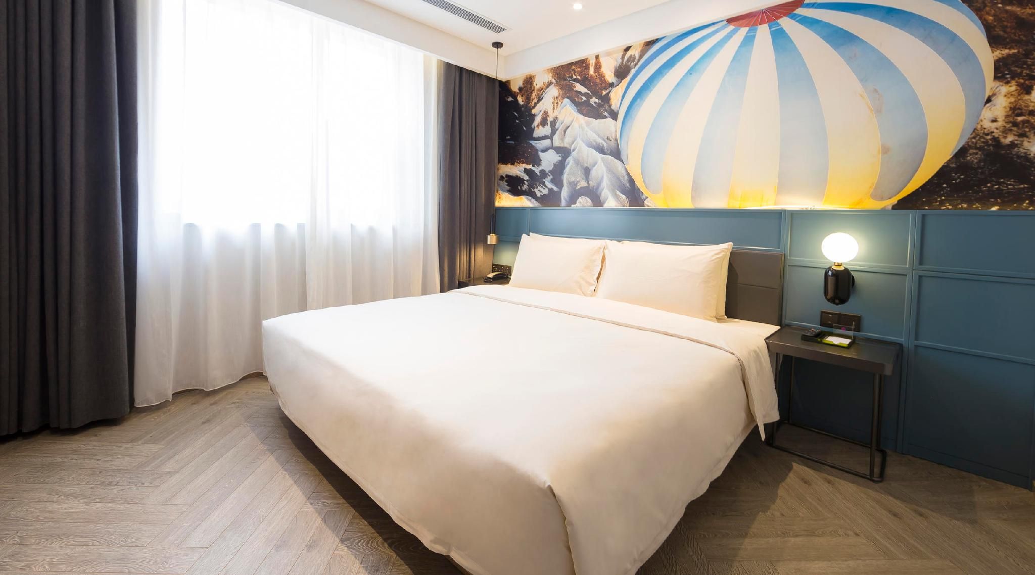 Atour - Party Style Theme Room