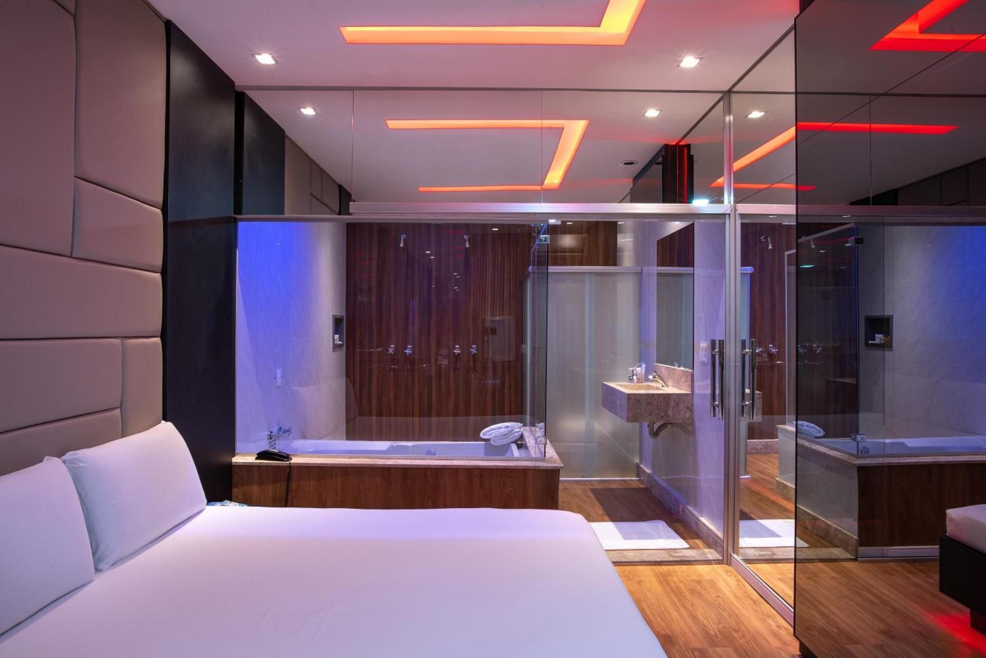 Deluxe Suite with Spa Bath