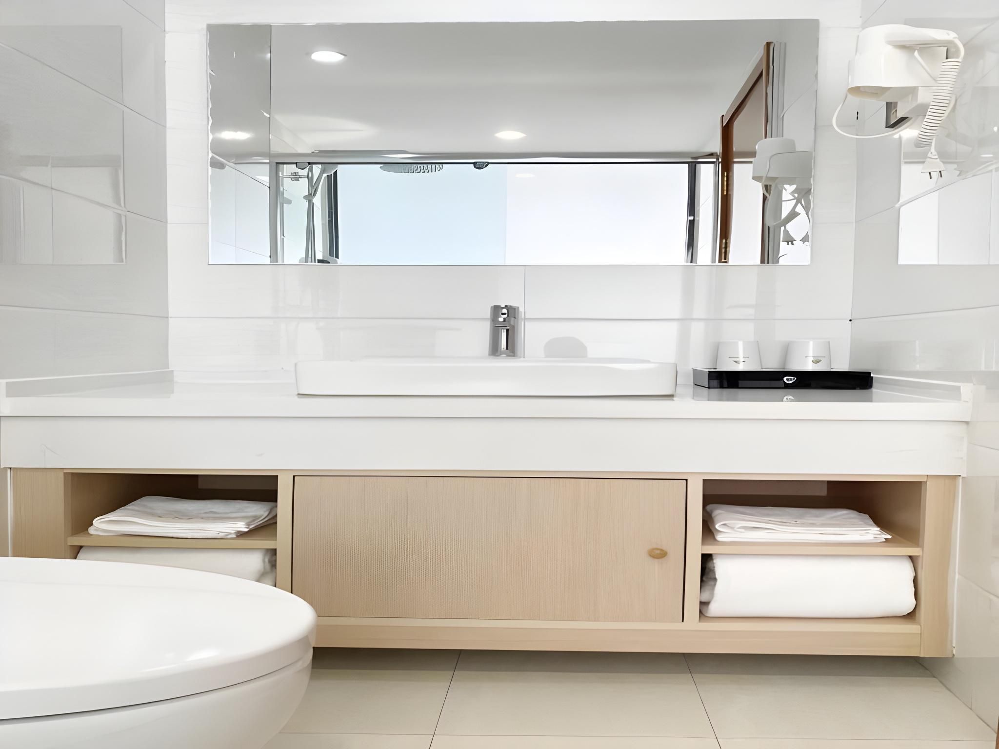 Business Queen Room