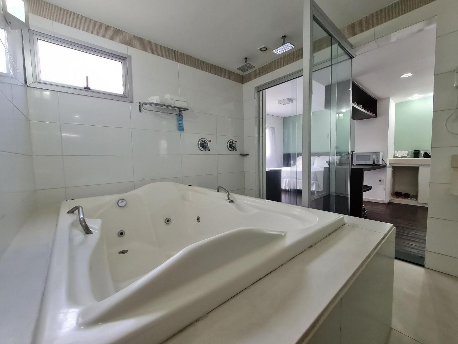 Queen Suite with Spa Bath