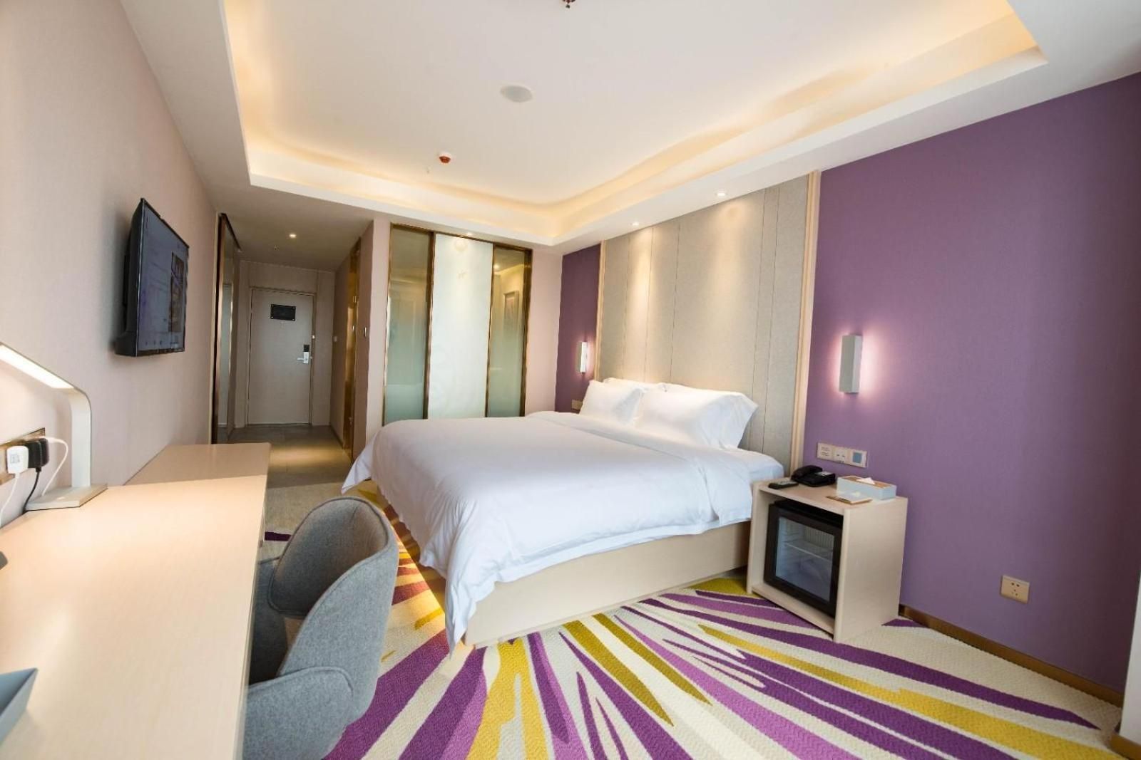 Standard Queen Size Bed Room