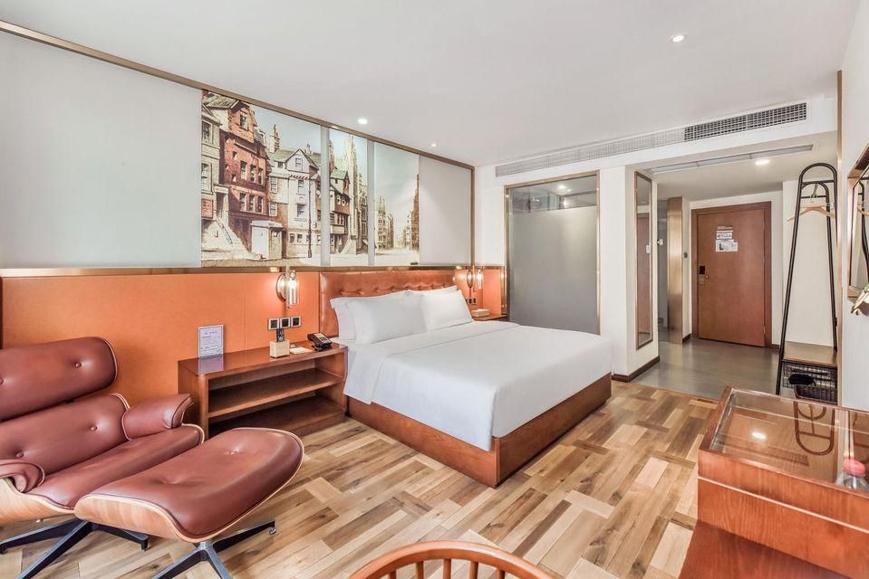James Joyce - Queen Bed Room