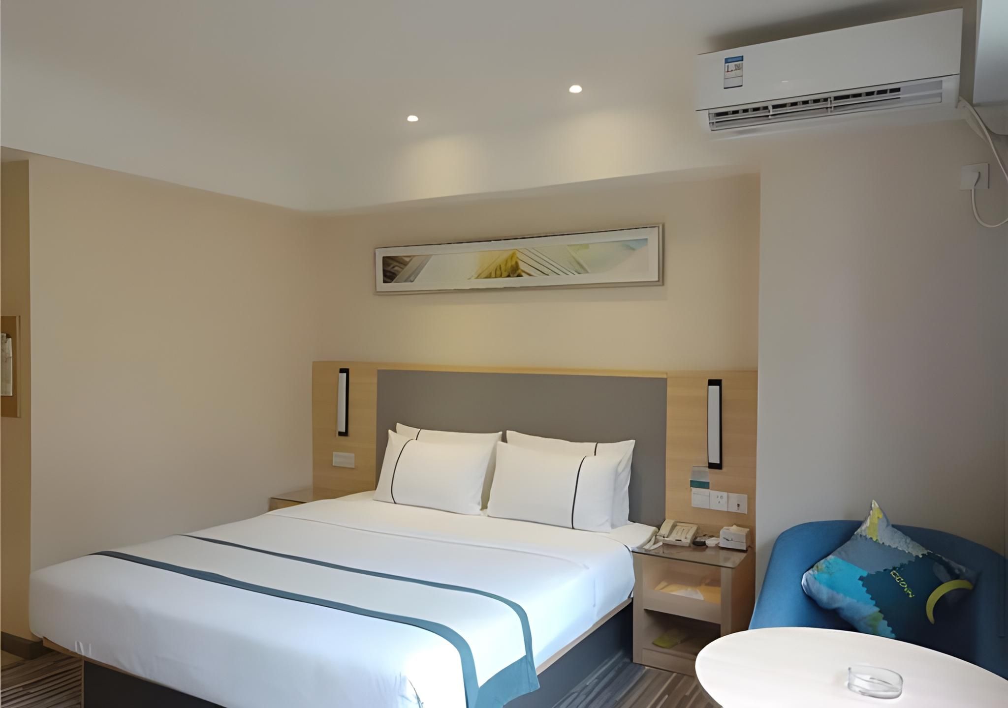 Stand Queen Room