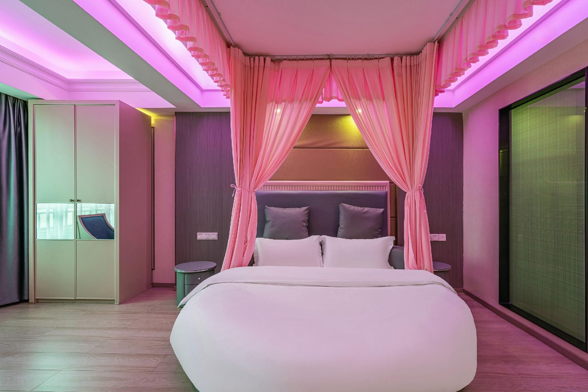 Rezen - Cozy Round Bed Room