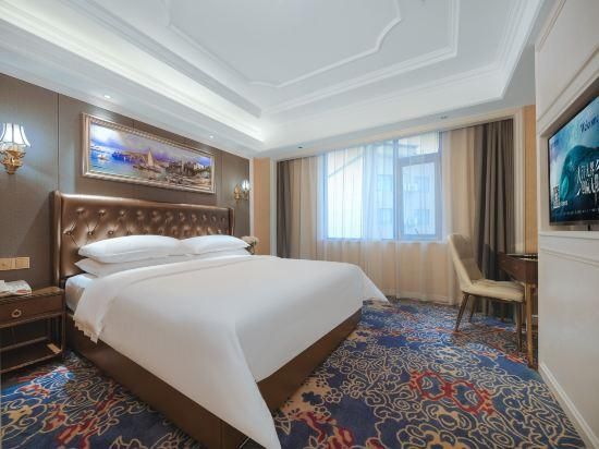 Vienna - Functional Chess Suite Room