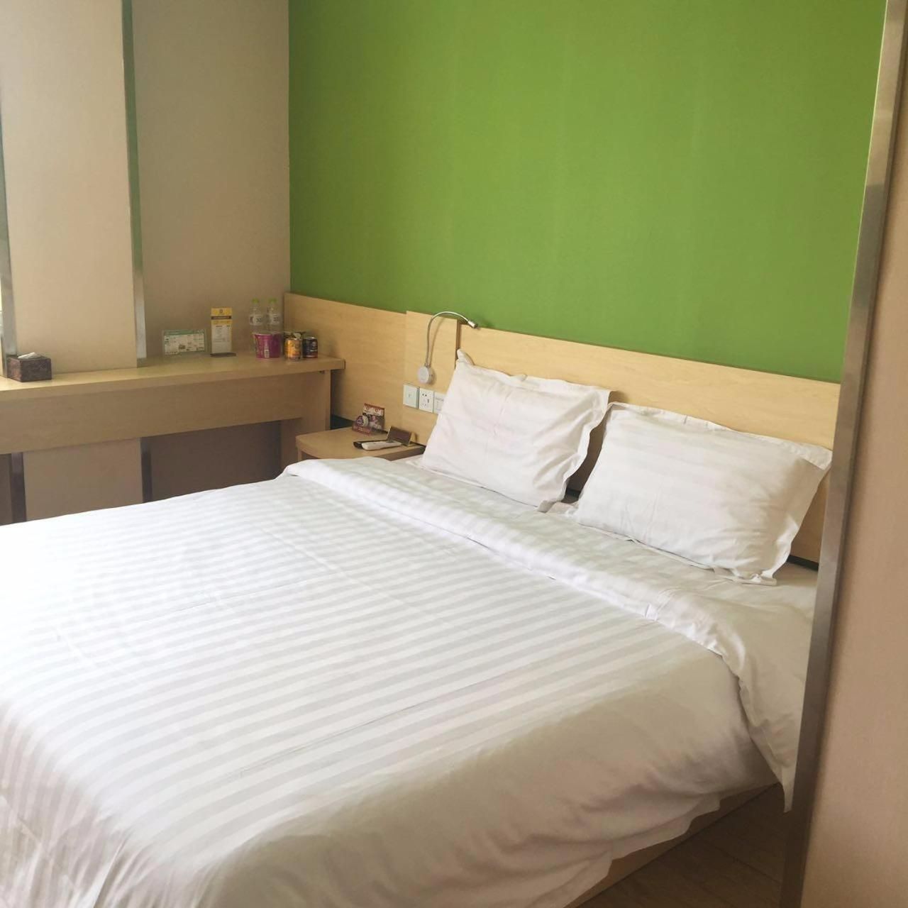 Comfortable Queen Room