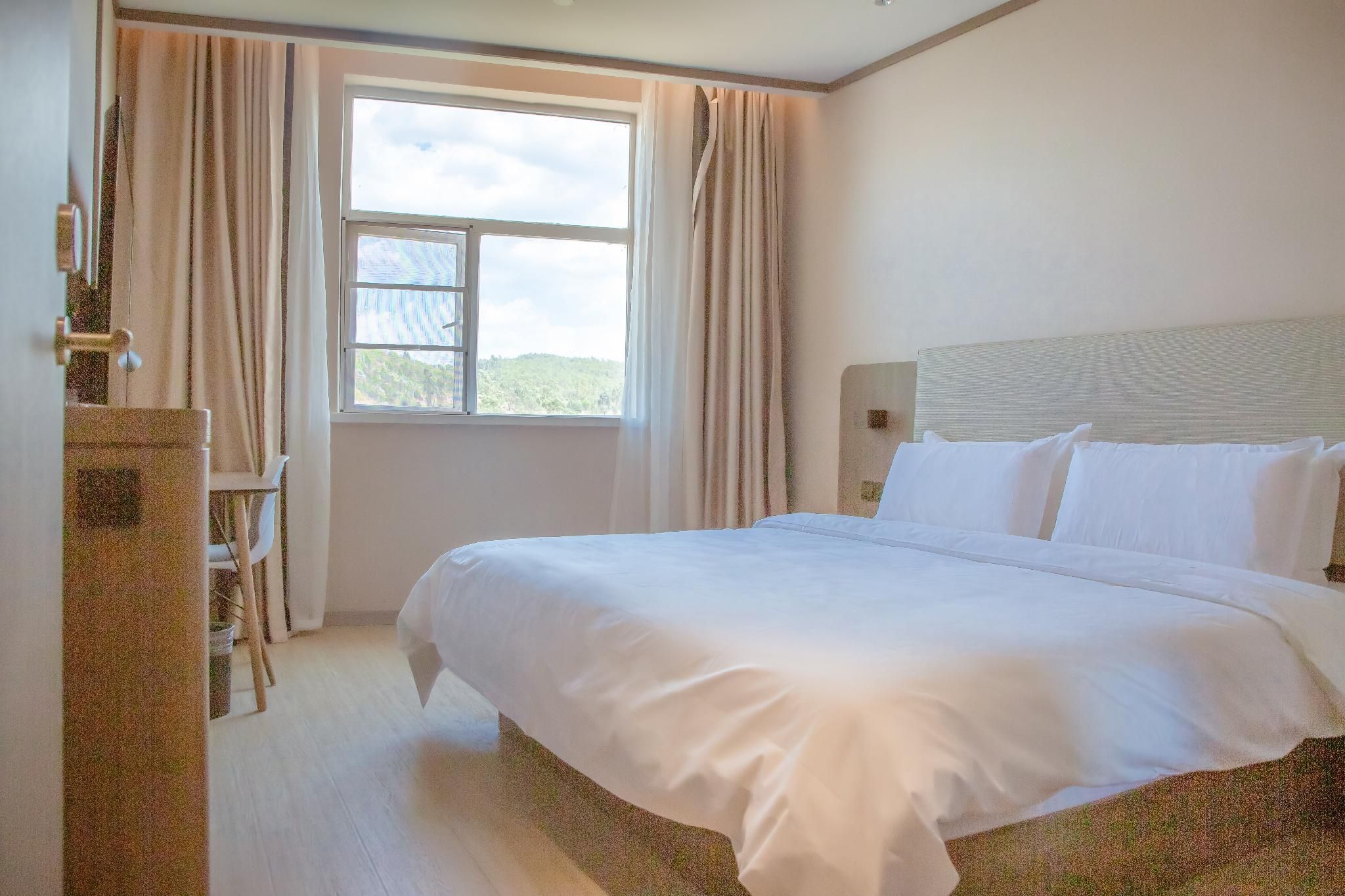 Huazhu - Room With Bed