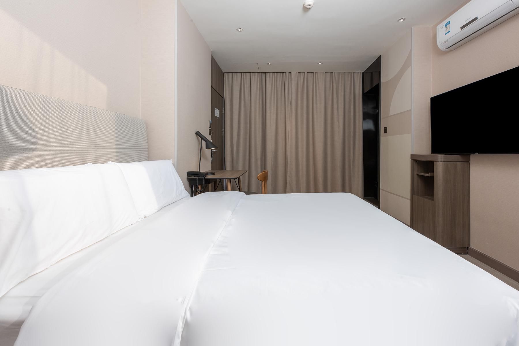 Huazhu - Room With Bed