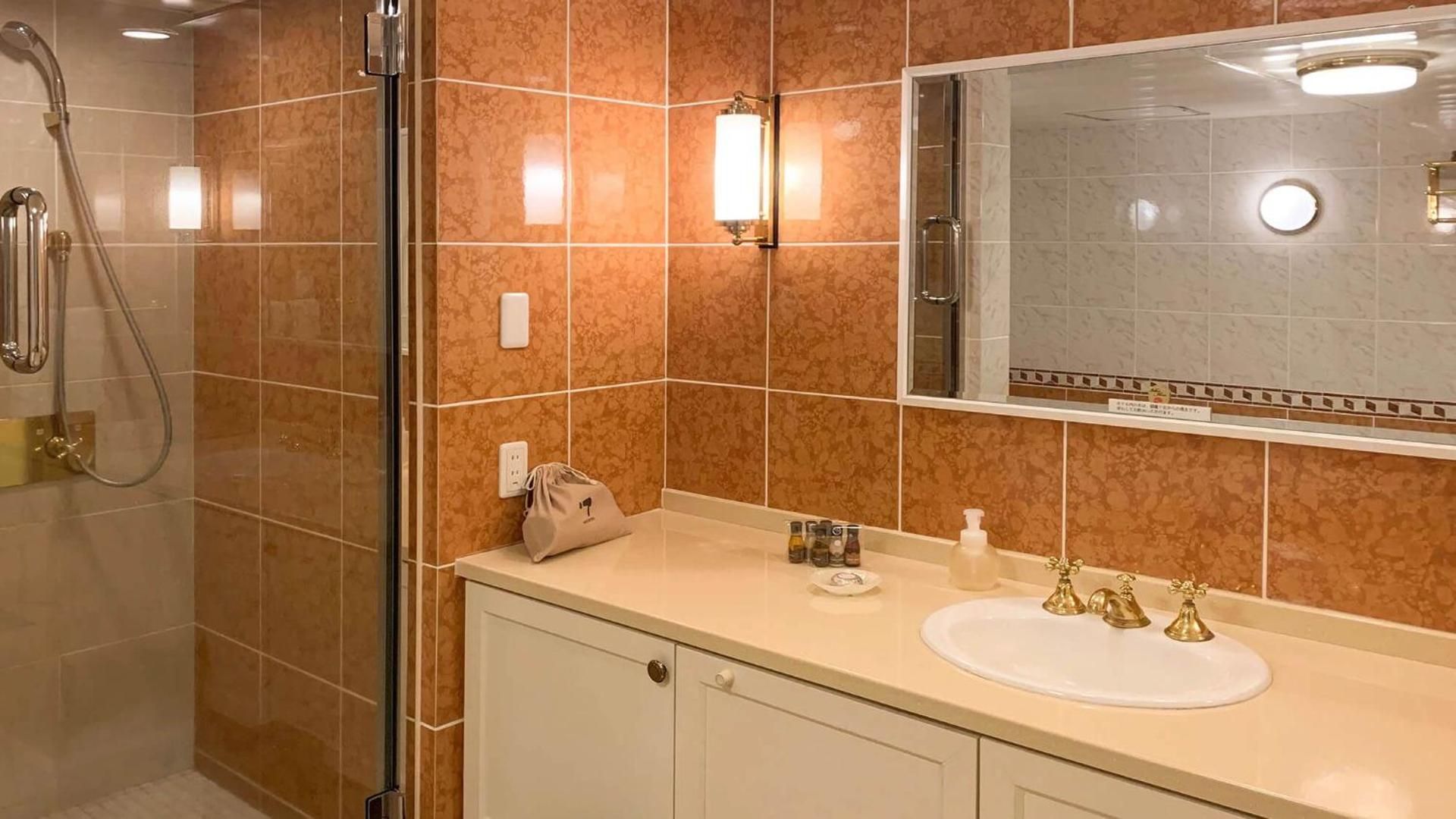 Suite with Lake View - Non-Smoking