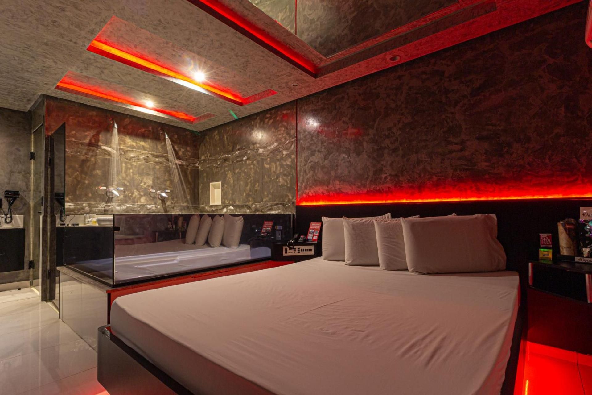 Deluxe Suite with Spa Bath