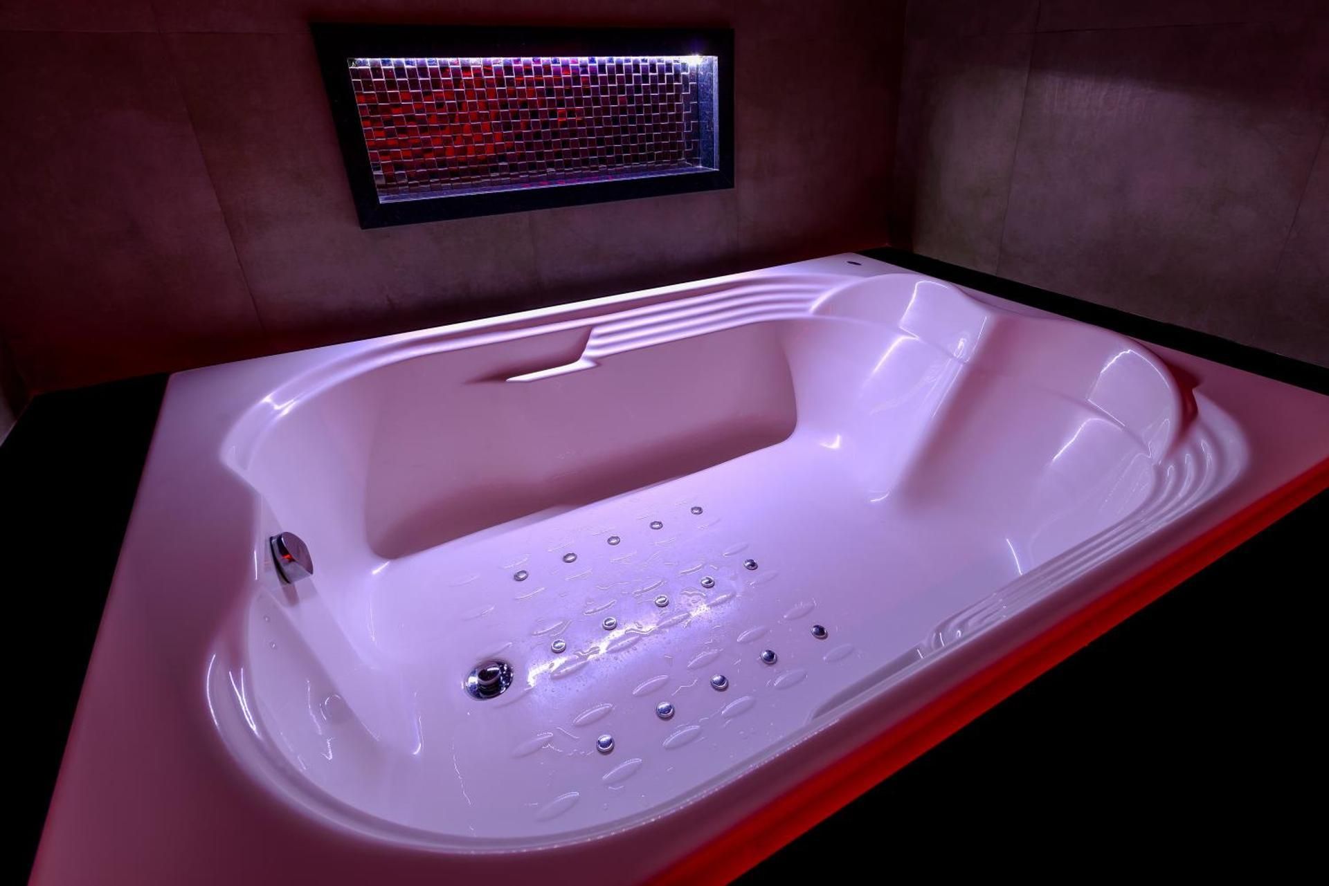 Queen Suite with Spa Bath