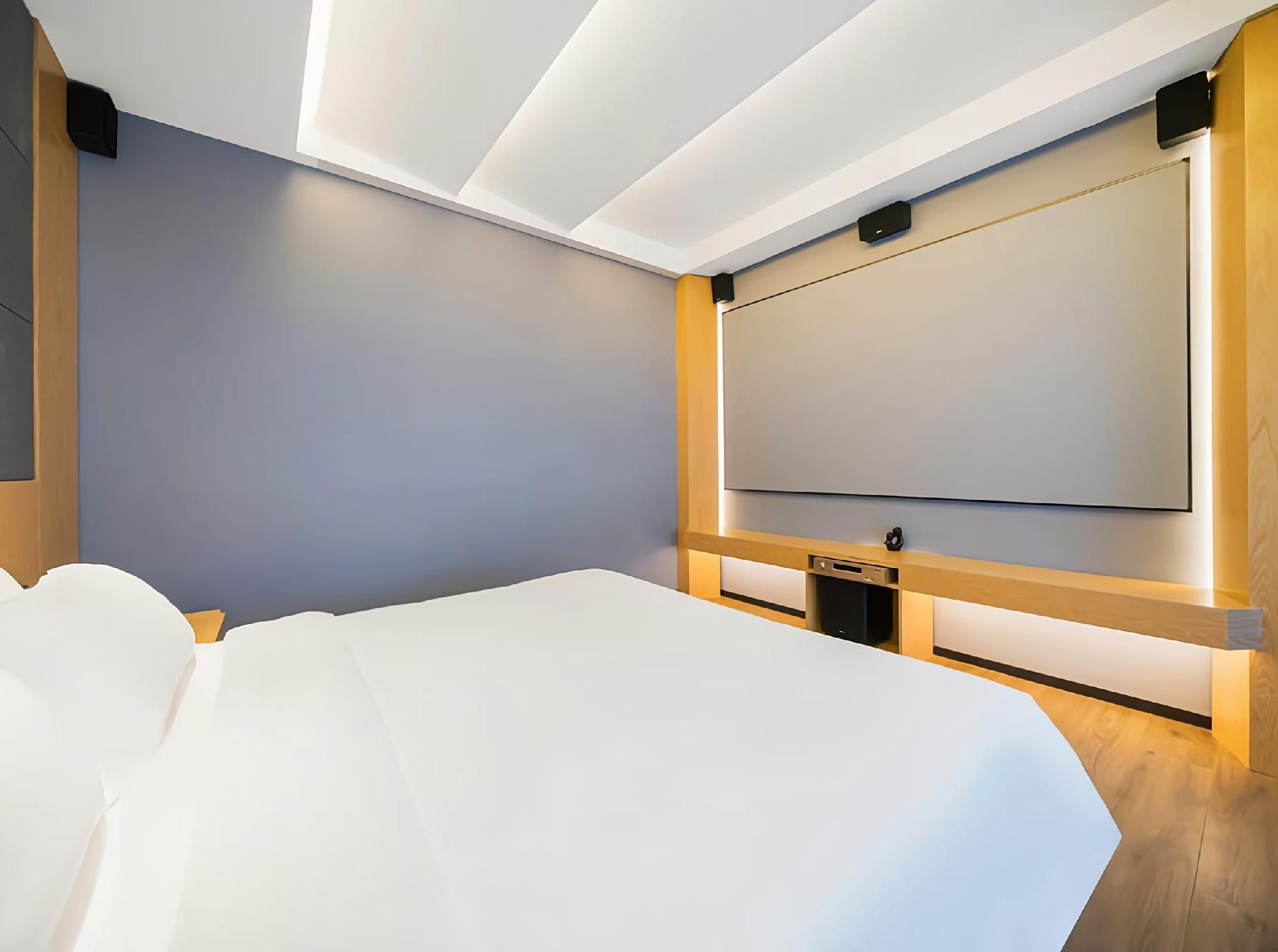 Huazhu - Cinema Family Room