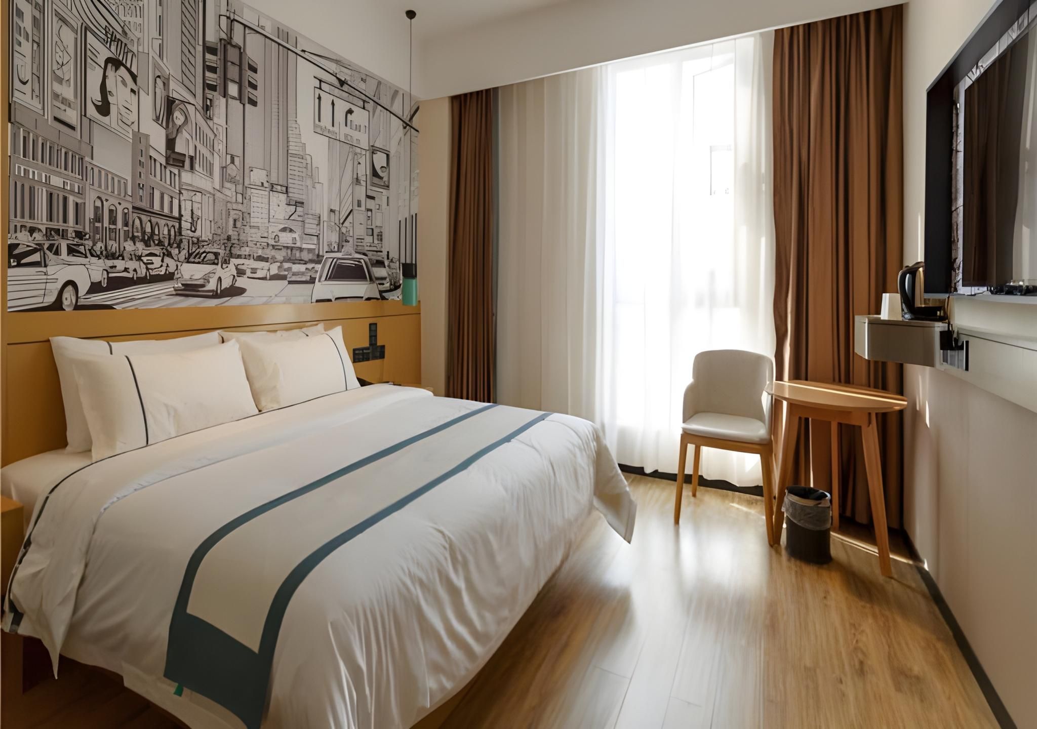 Stand Queen Room