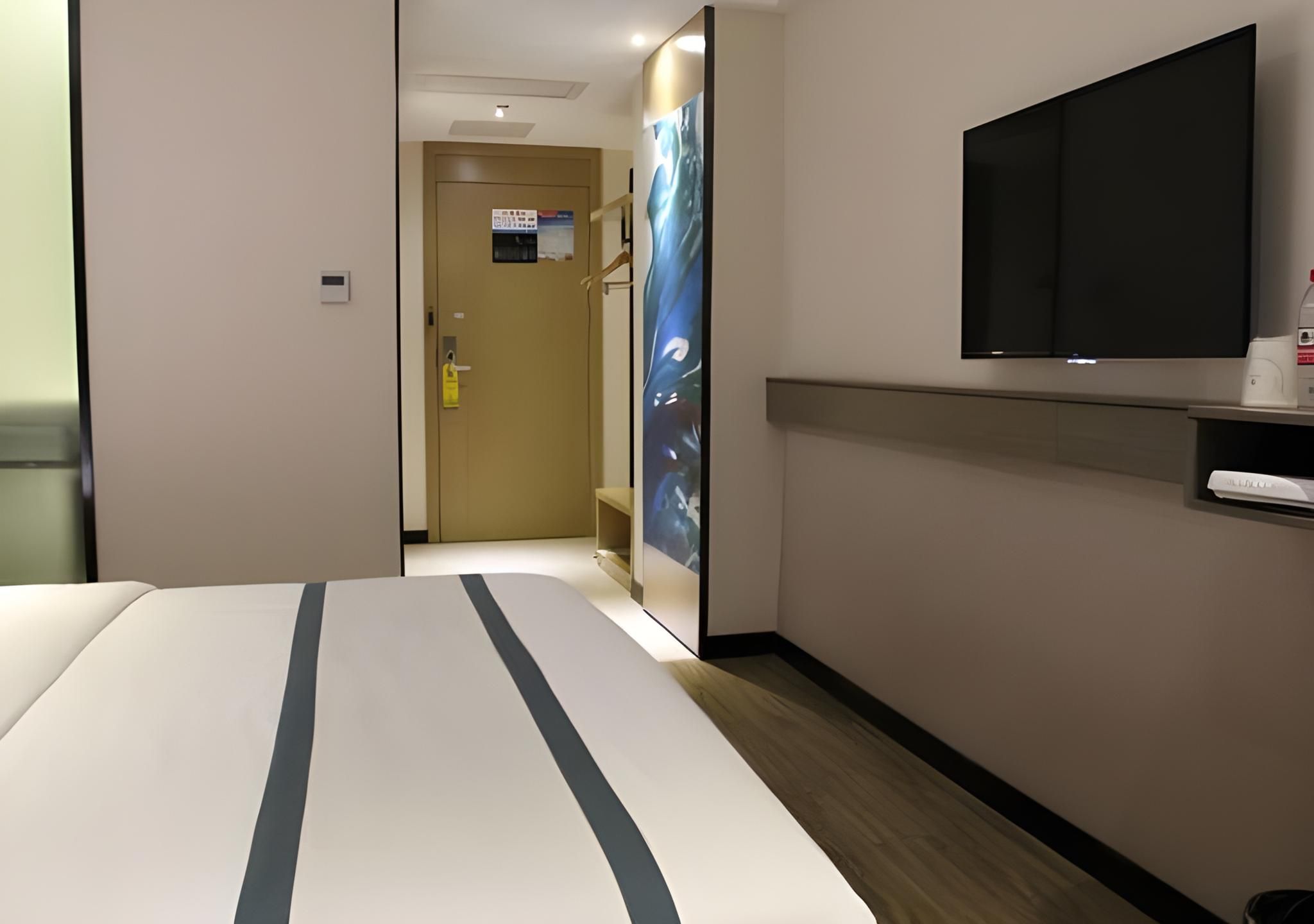 Stand Queen Room