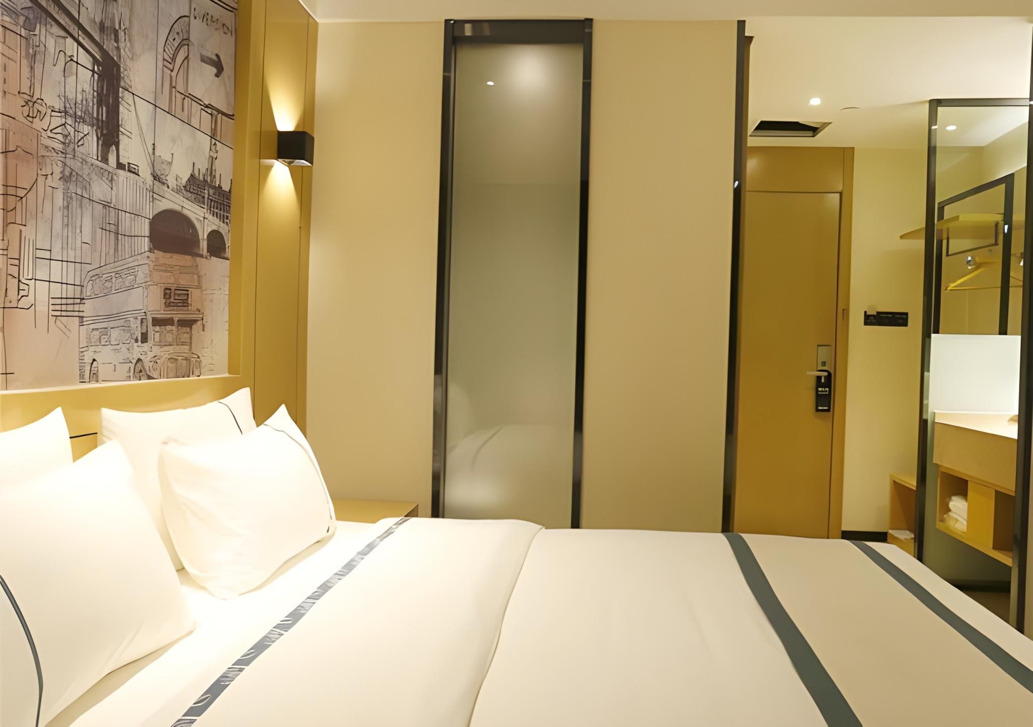 Stand Queen Room
