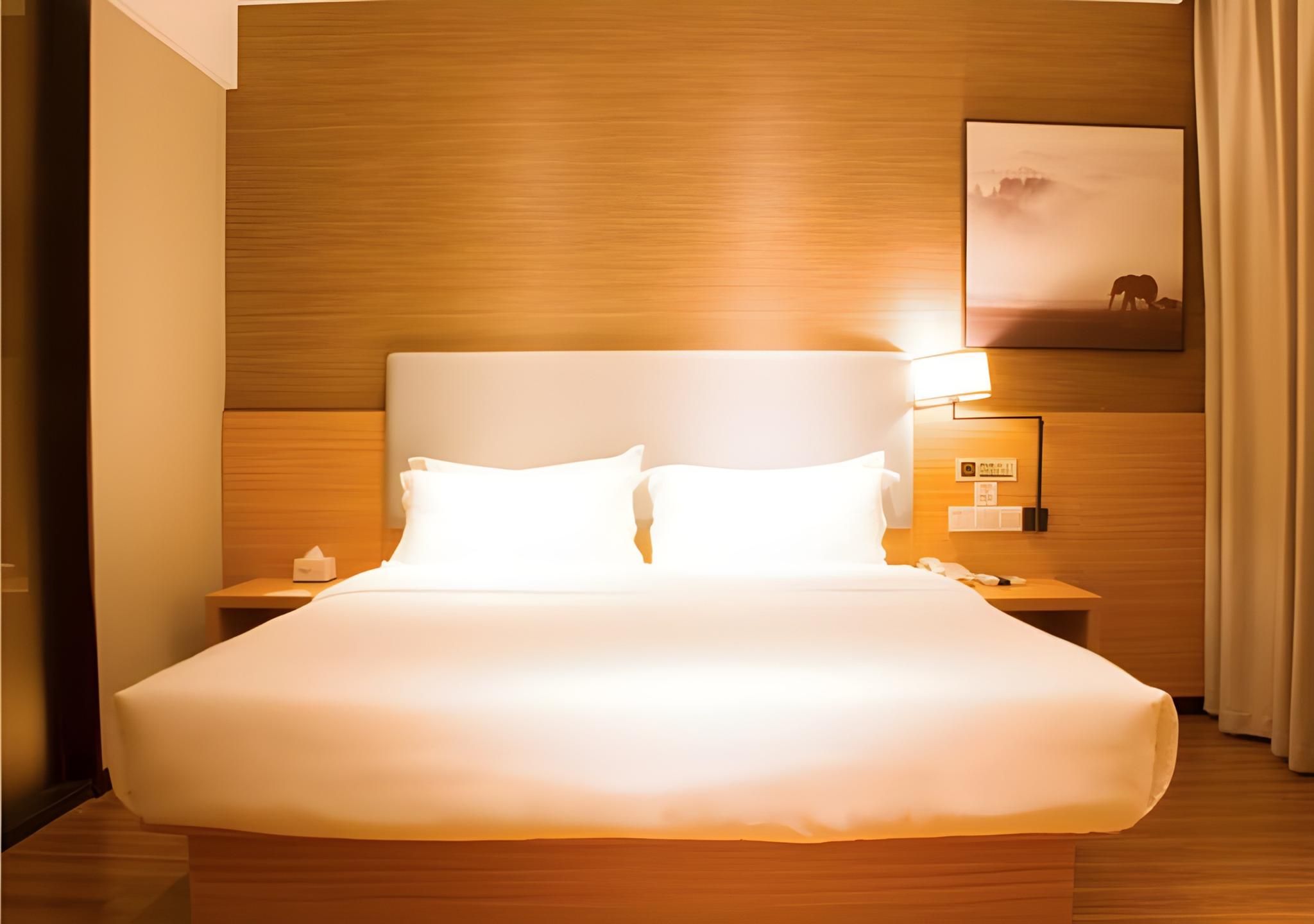 Stand Queen Room
