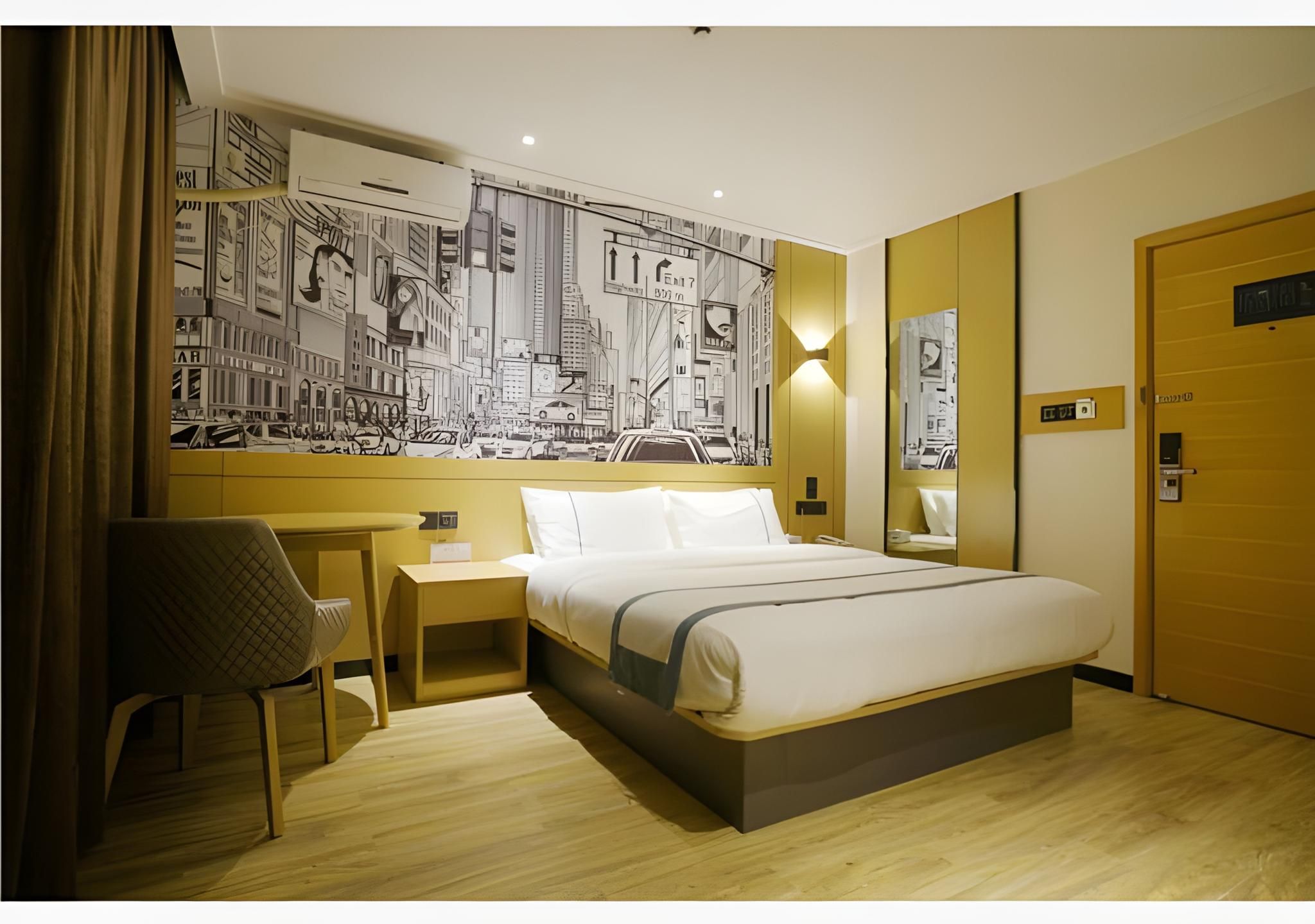 Stand Queen Room