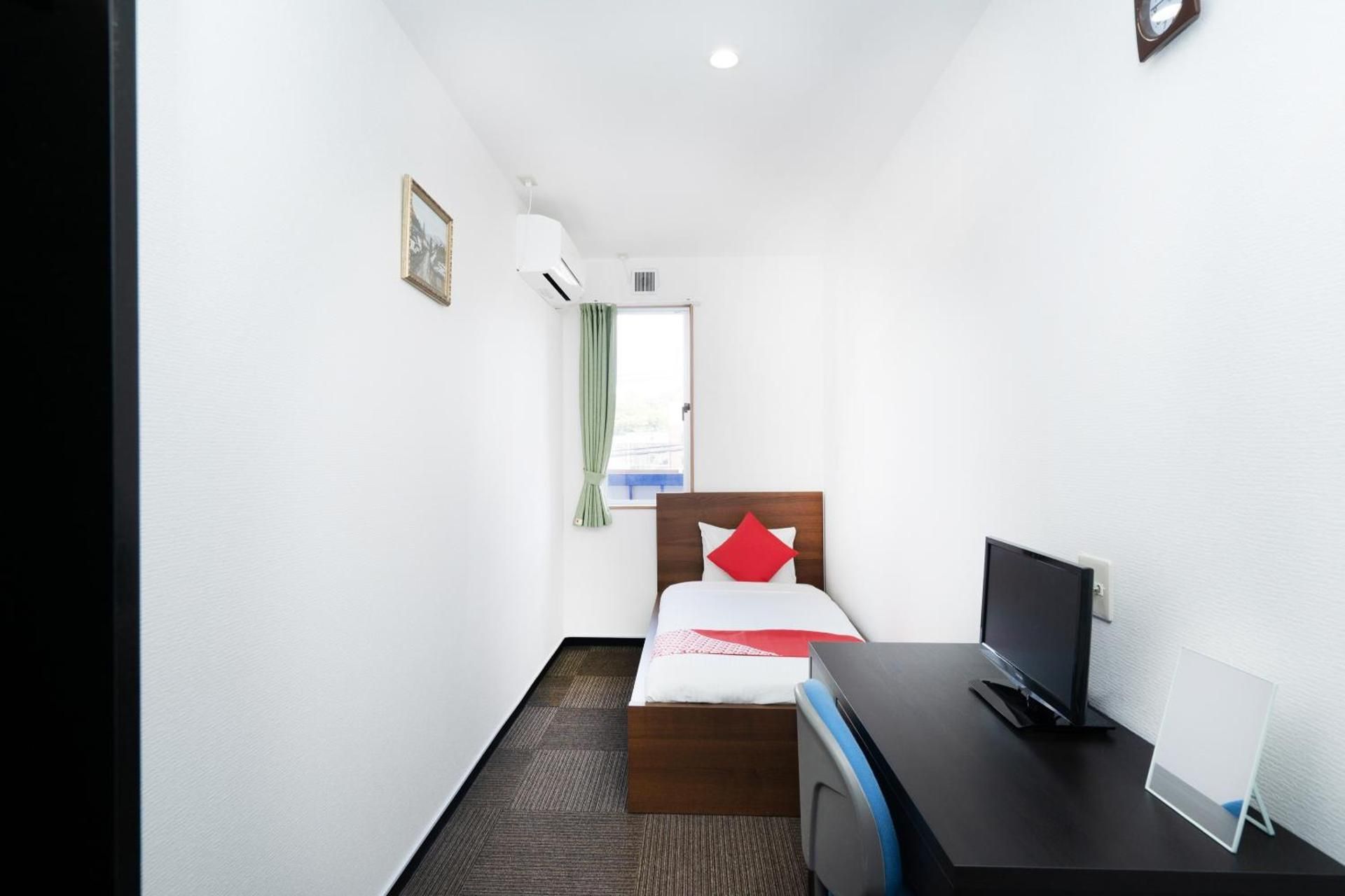 Single Room with Shared Bathroom - Non-Smoking