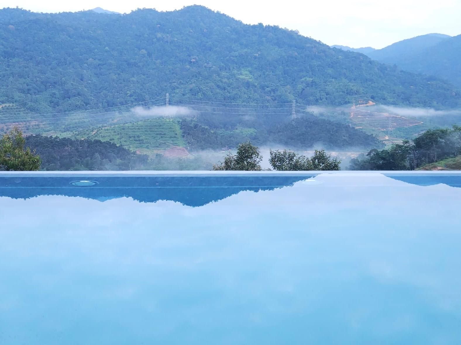 swimming pool [outdoor]