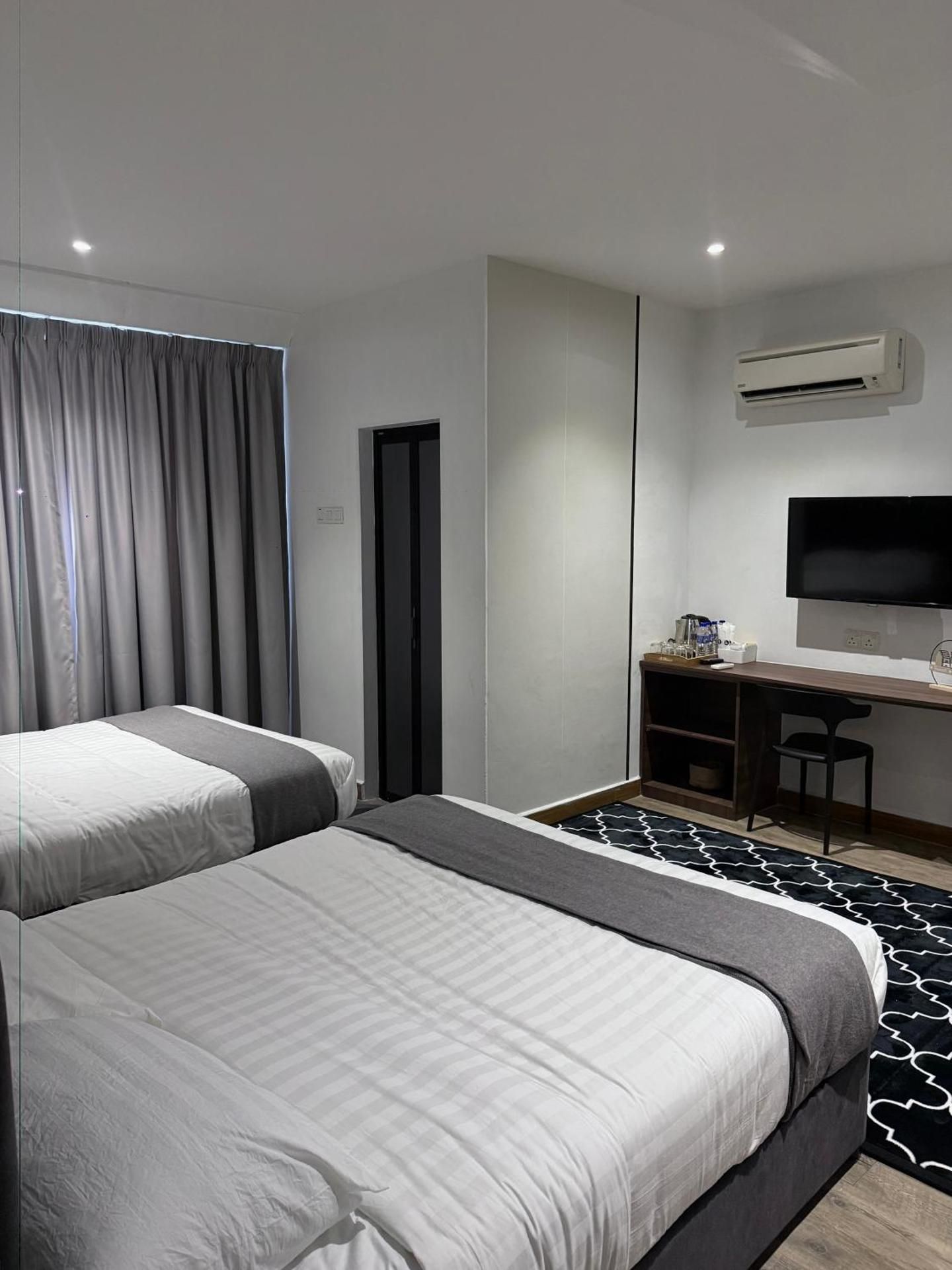 Family Room with Garden View